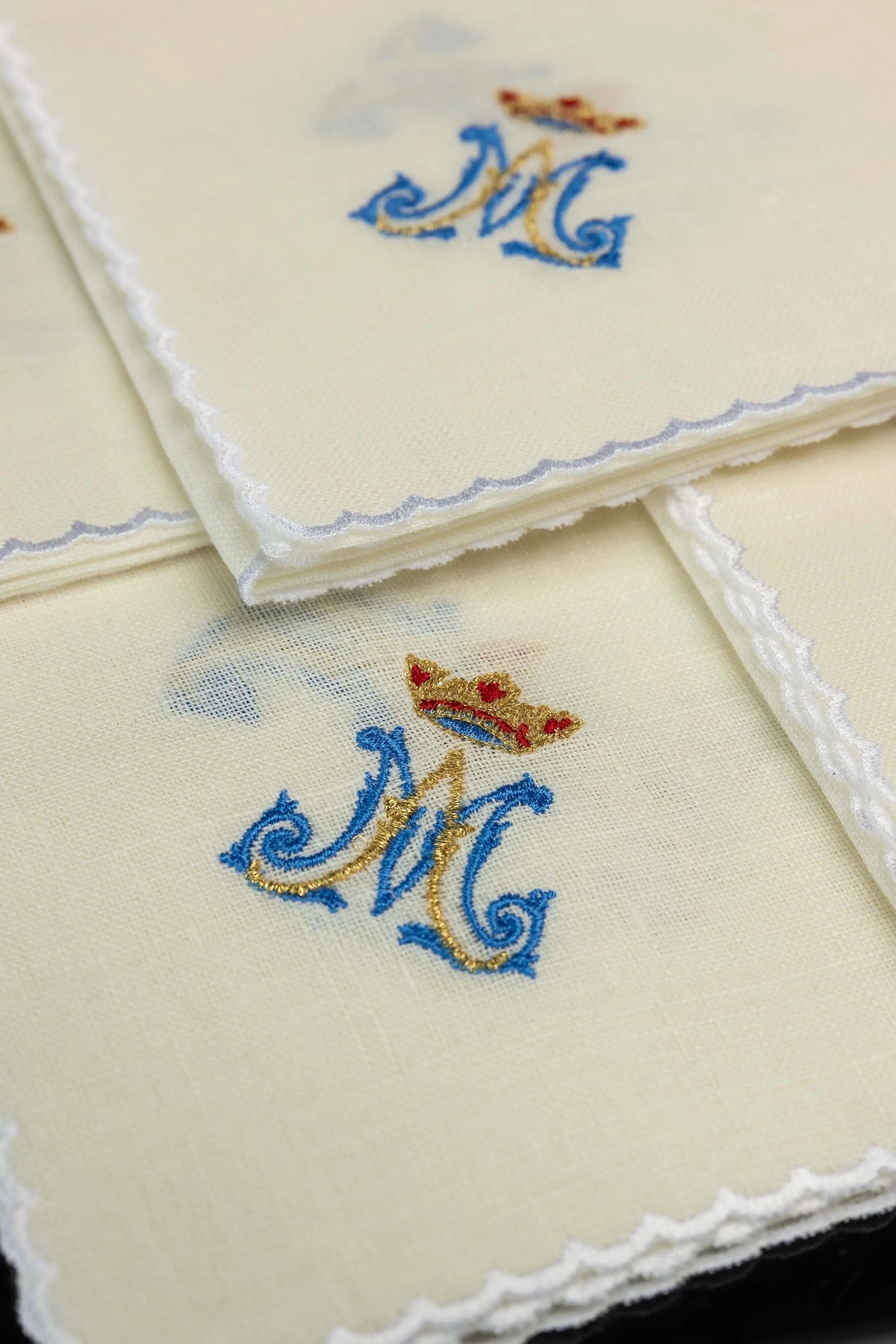 Zestaw 5 lnianych korporałów liturgicznych na uroczystości maryjne z haftem monogramu M