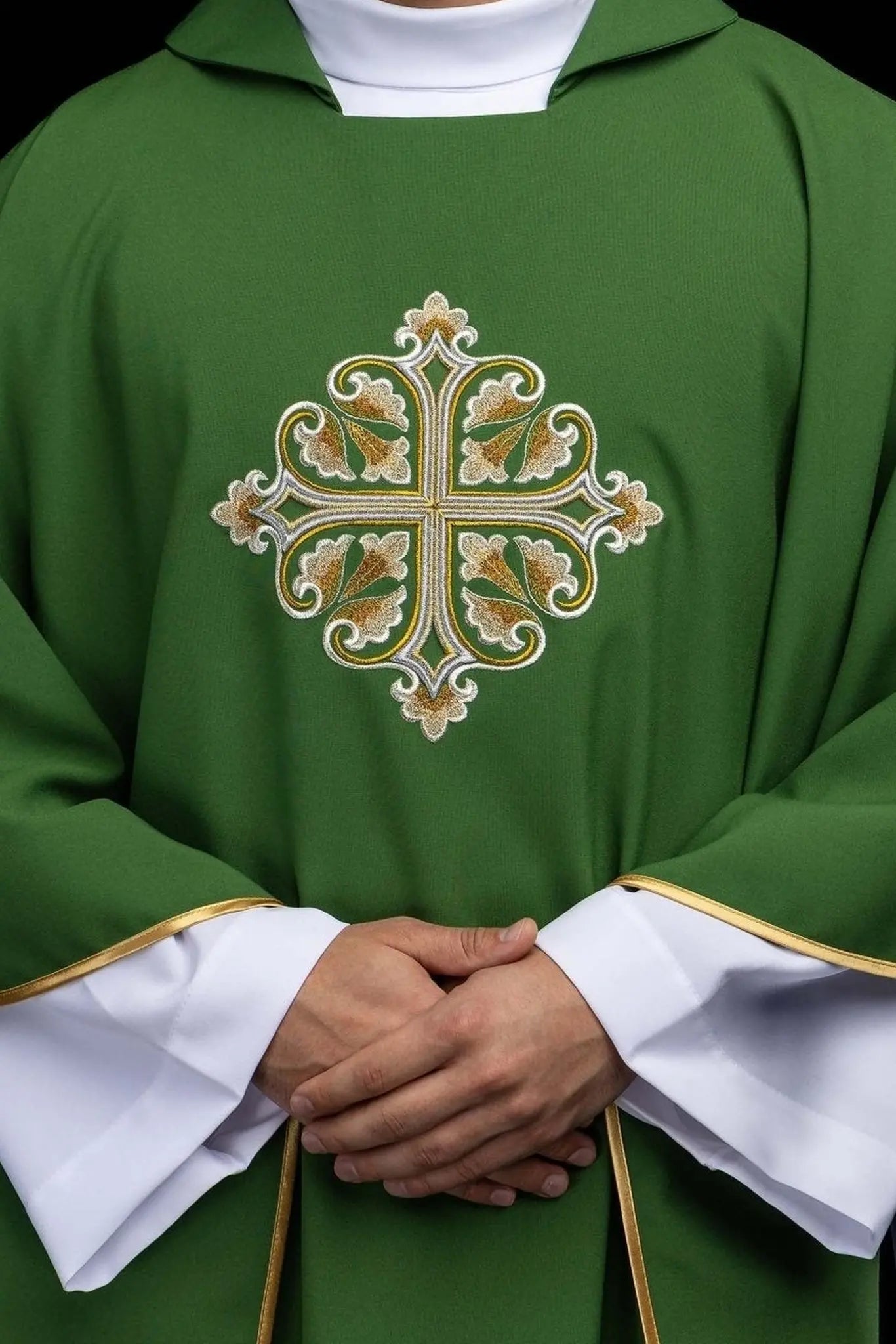 Zielony haftowany Ornat z ozdobnym Krzyżem i szerokim kołnierzem
