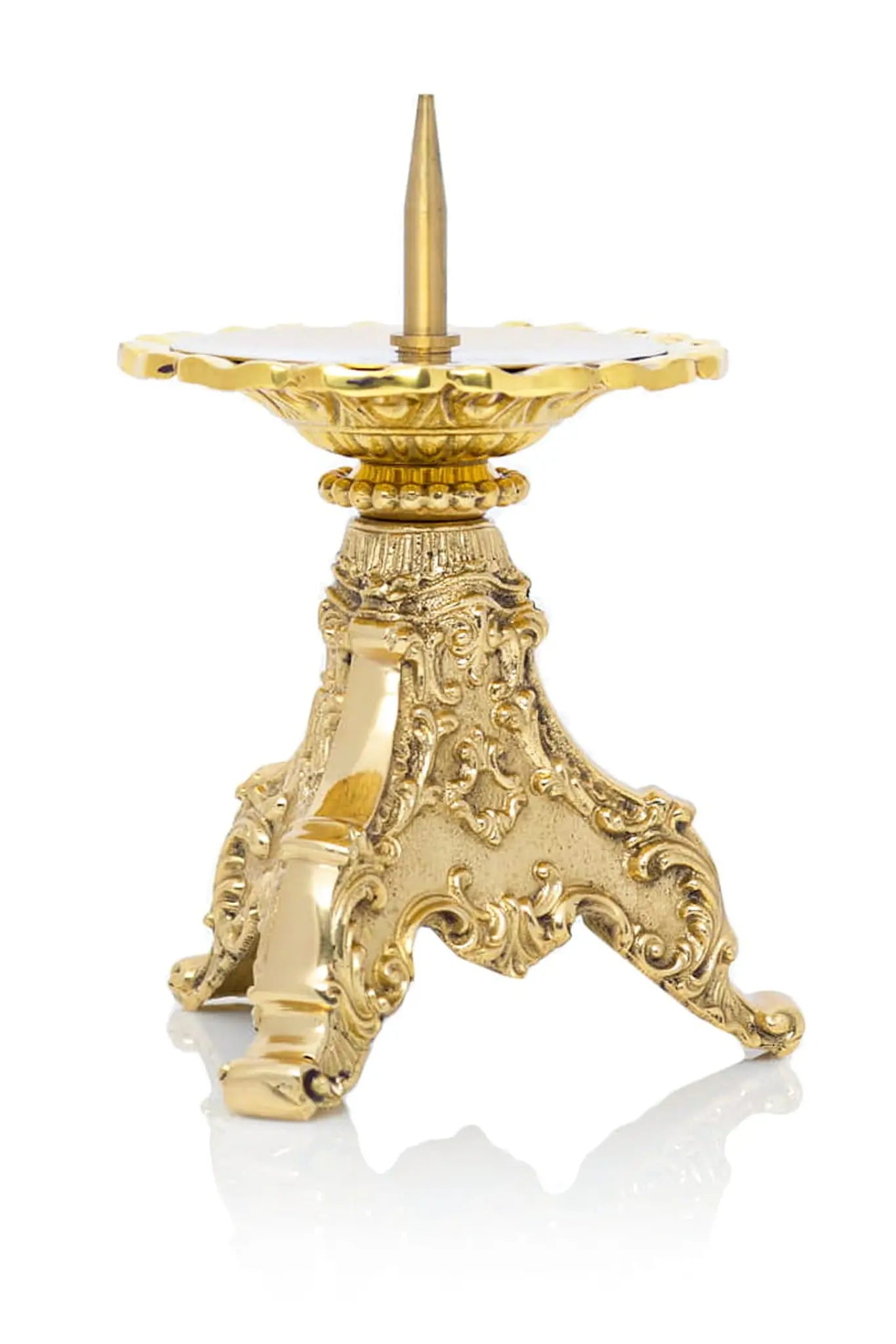 Brass candlestick with a 12 cm height and a decorative base