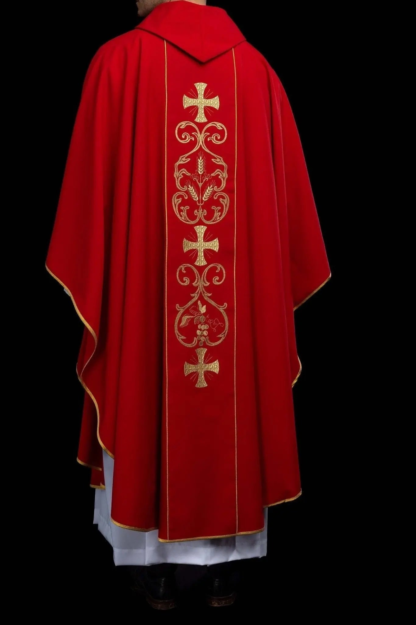 Czerwony Ornat liturgiczny z haftowanym pasem