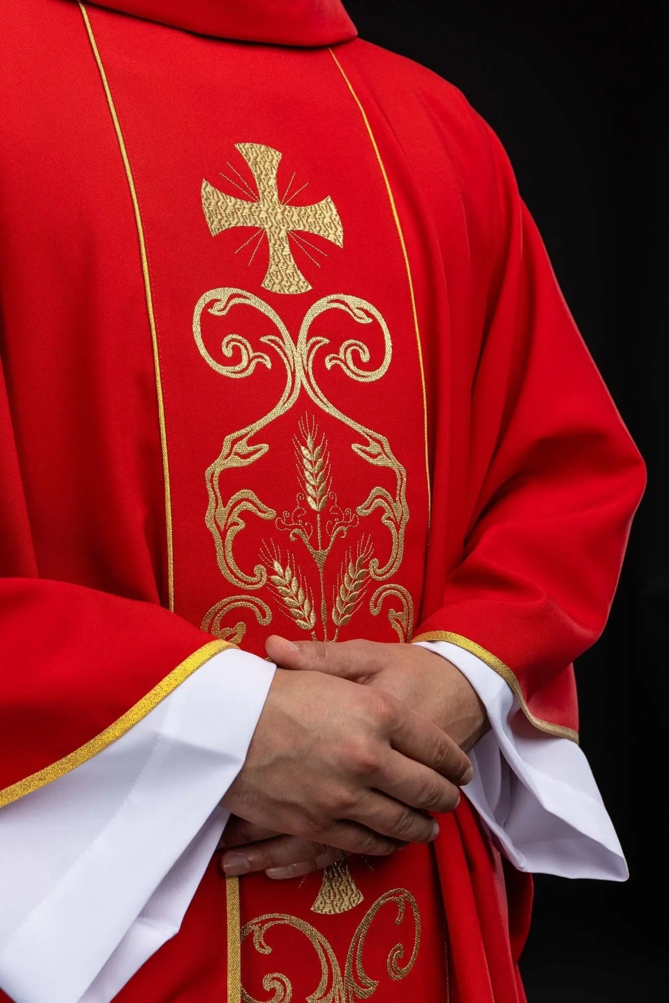 Czerwony Ornat liturgiczny z haftowanym pasem