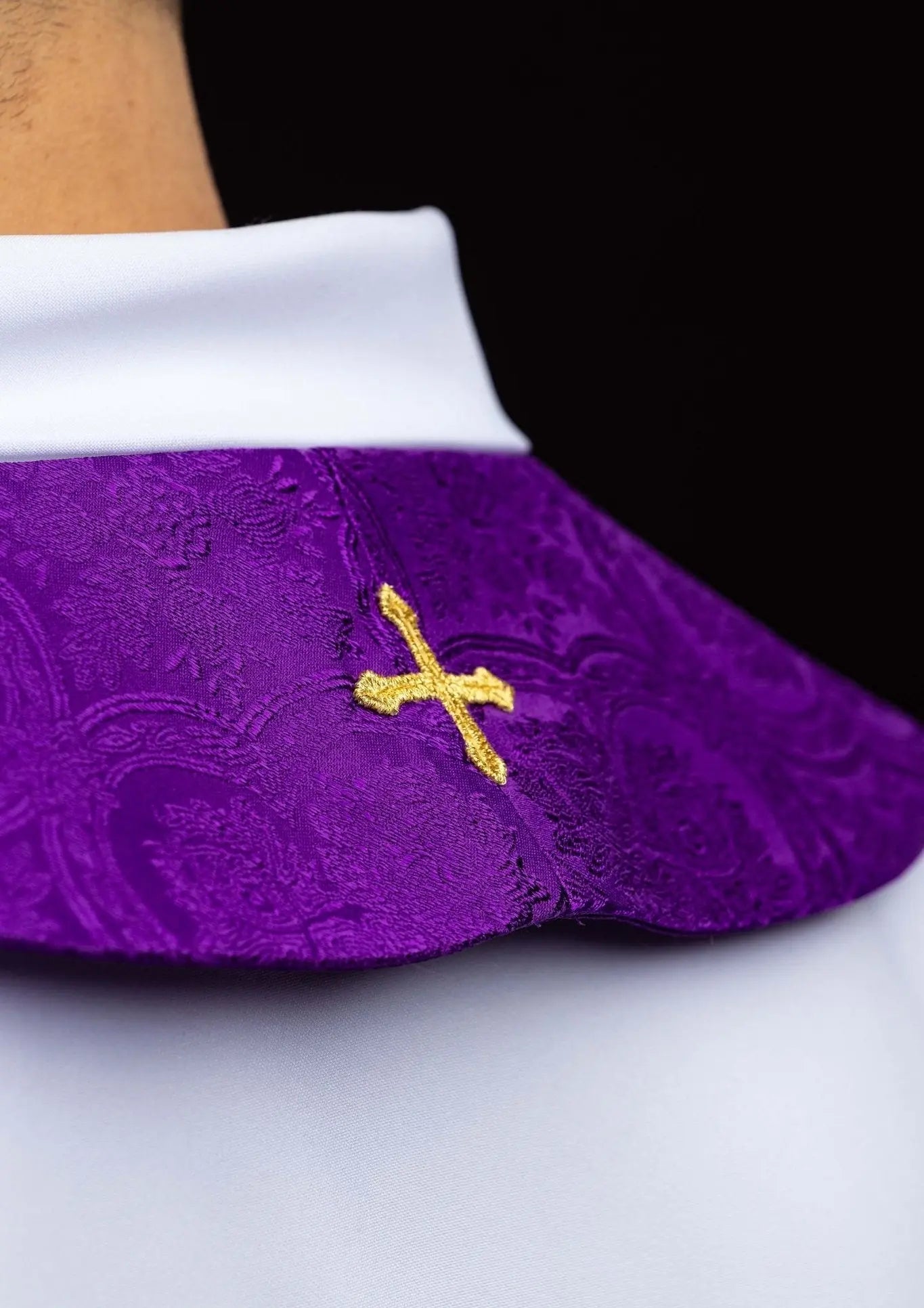 Fioletowa żakardowa stuła z haftowanym krzyżem
