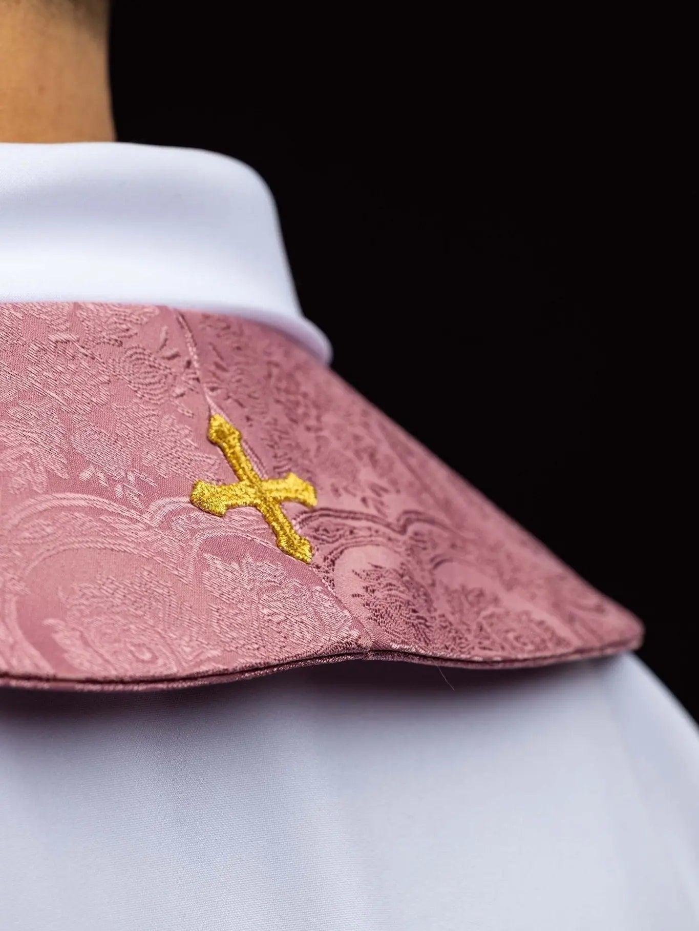 Różowa żakardowa stuła z haftowanym krzyżem