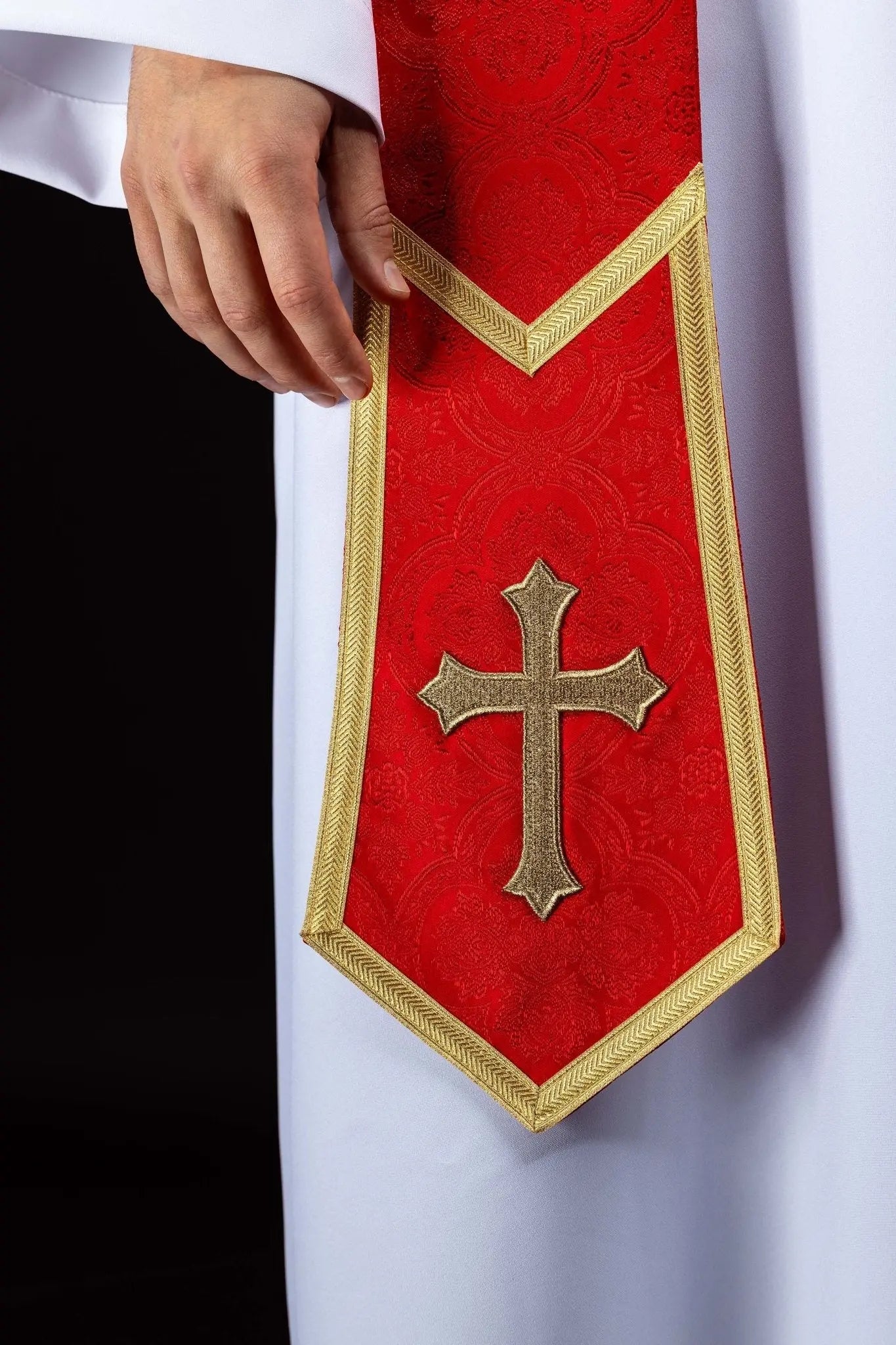 Czerwona żakardowa stuła z haftowanym krzyżem