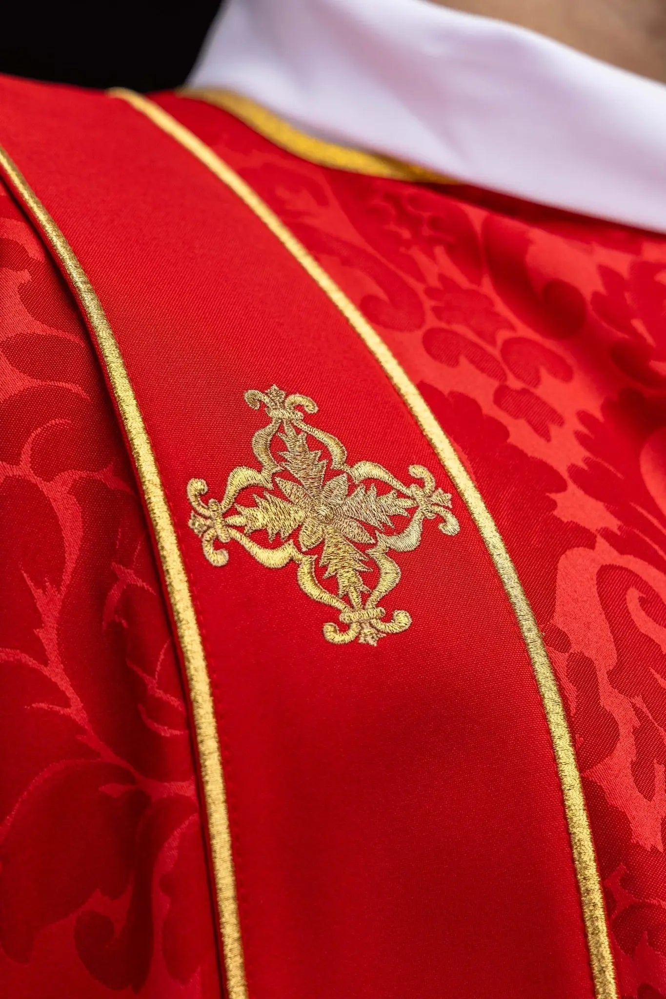 Czerwona żakardowa dalmatyka z haftowanym złotym krzyżem