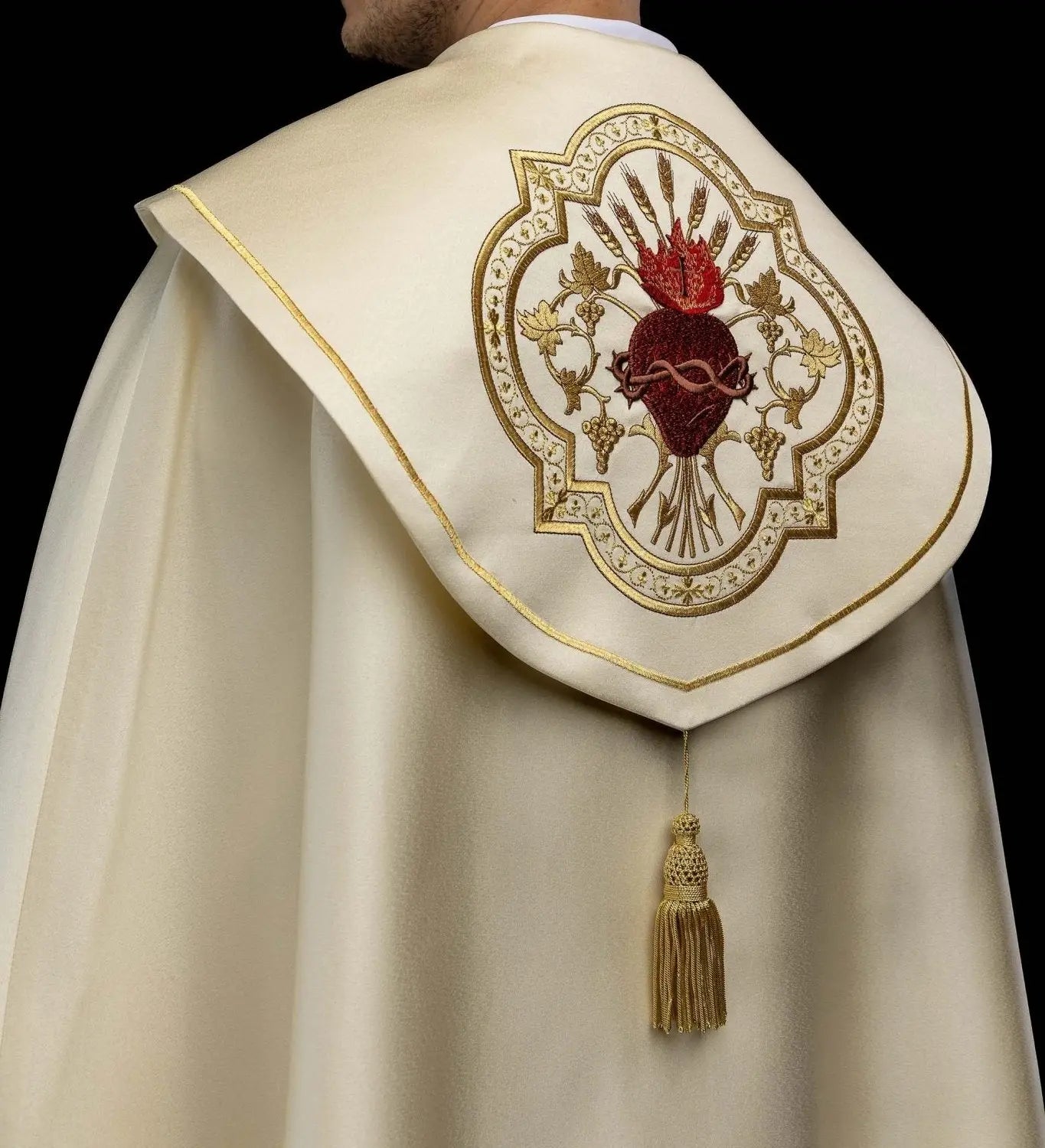 Kapa liturgiczna z Haftem Najświętszego Serca Jezusa
