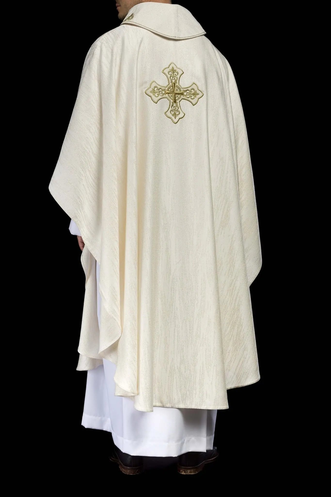 Ornat liturgiczny w kolorze ecru z haftowanym motywem krzyża na ozdobnej tkaninie