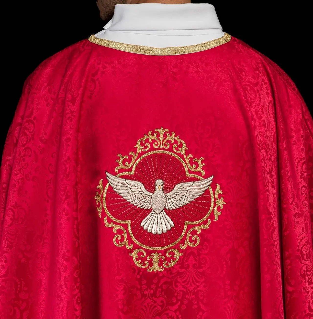 Ornat liturgiczny haftowany z Duchem Świętym na tkaninie żakardowej