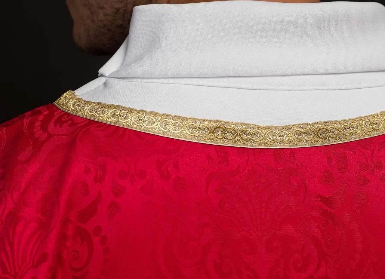Ornat liturgiczny haftowany z Duchem Świętym na tkaninie żakardowej