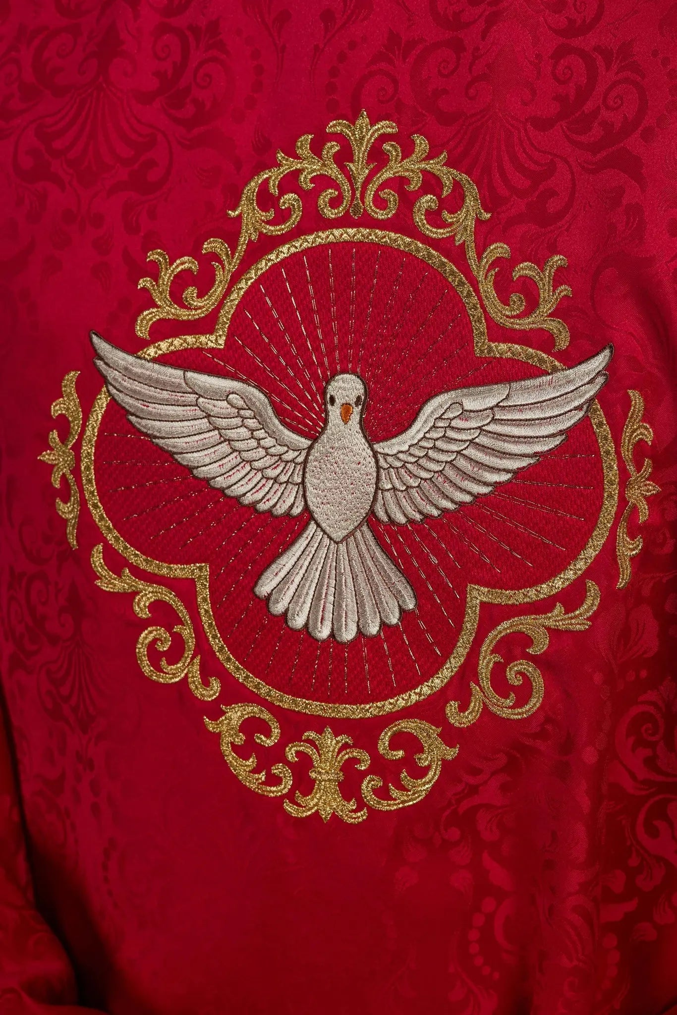 Ornat liturgiczny haftowany z Duchem Świętym na tkaninie żakardowej