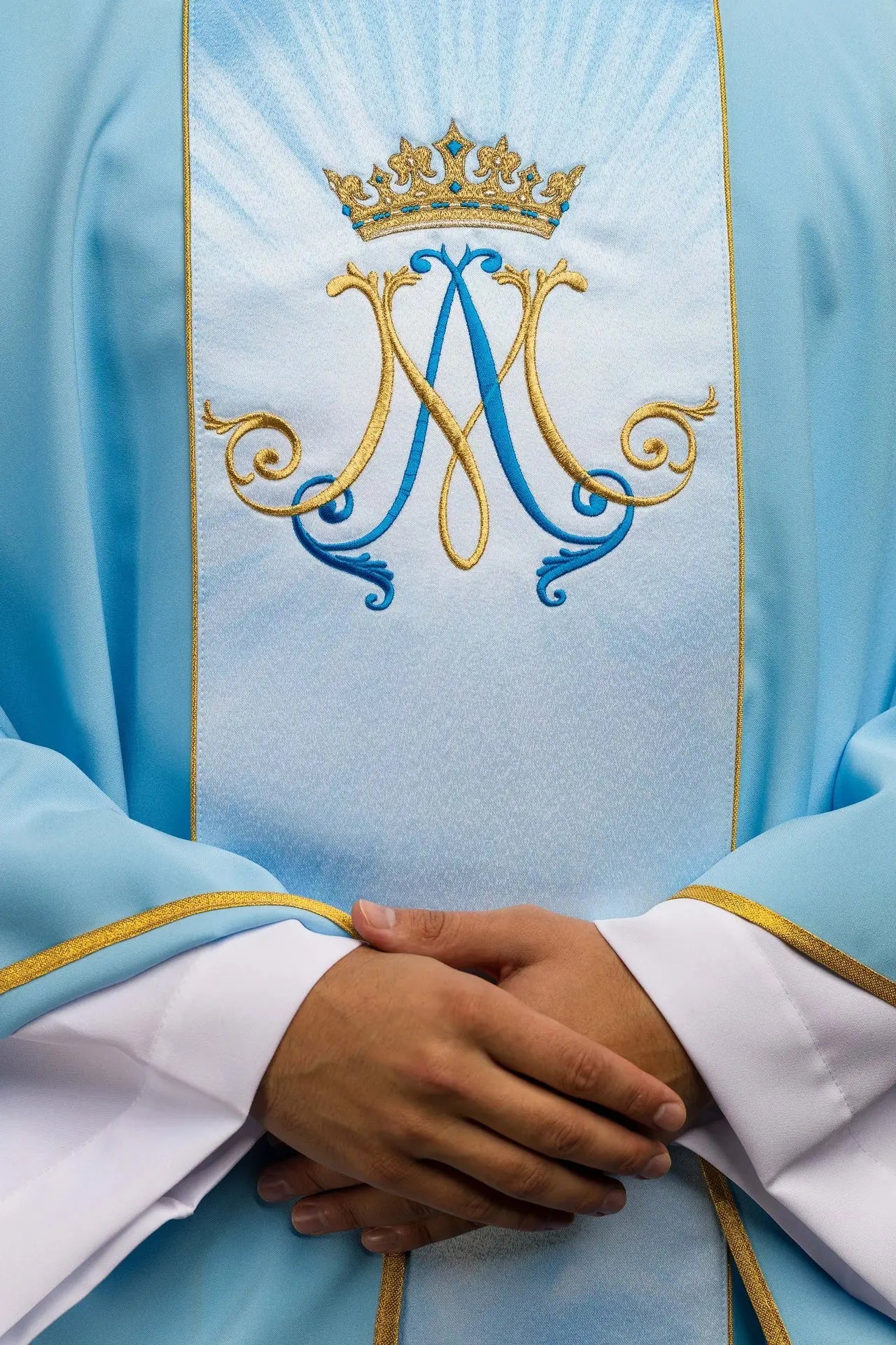 Niebieski maryjny ornat liturgiczny z sublimowanym i haftowanym pasem
