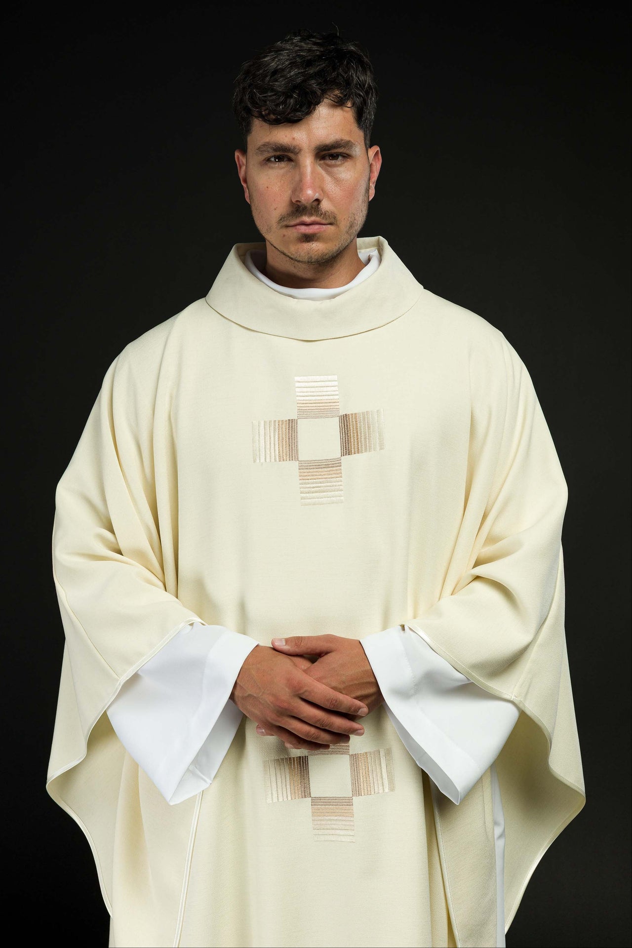 Ornat haftowanymi krzyżami w kolorze Ecru - ORNATY.PL