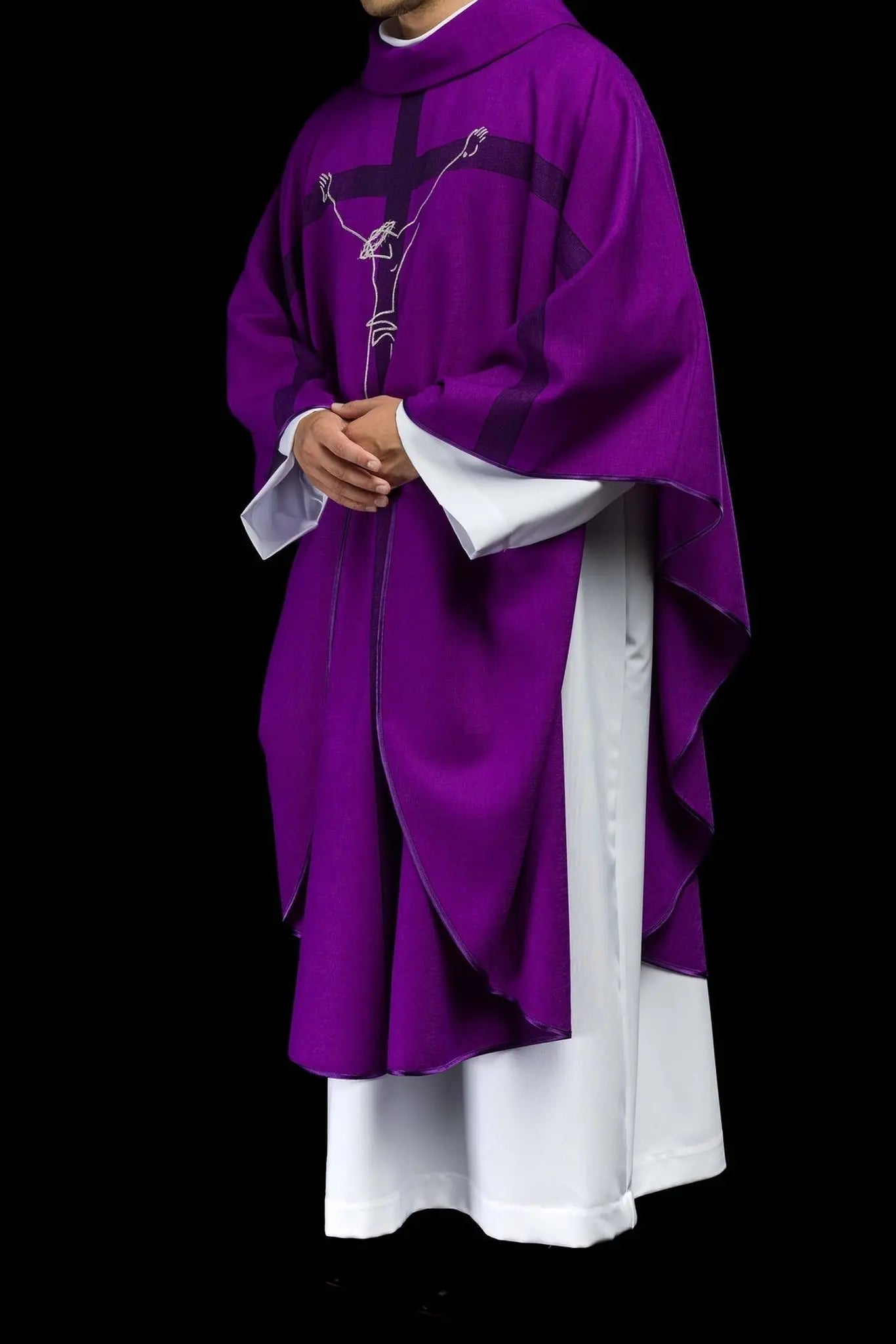 Ornat liturgiczny z motywem Jezusa na Krzyżu w kolorze fioletowym