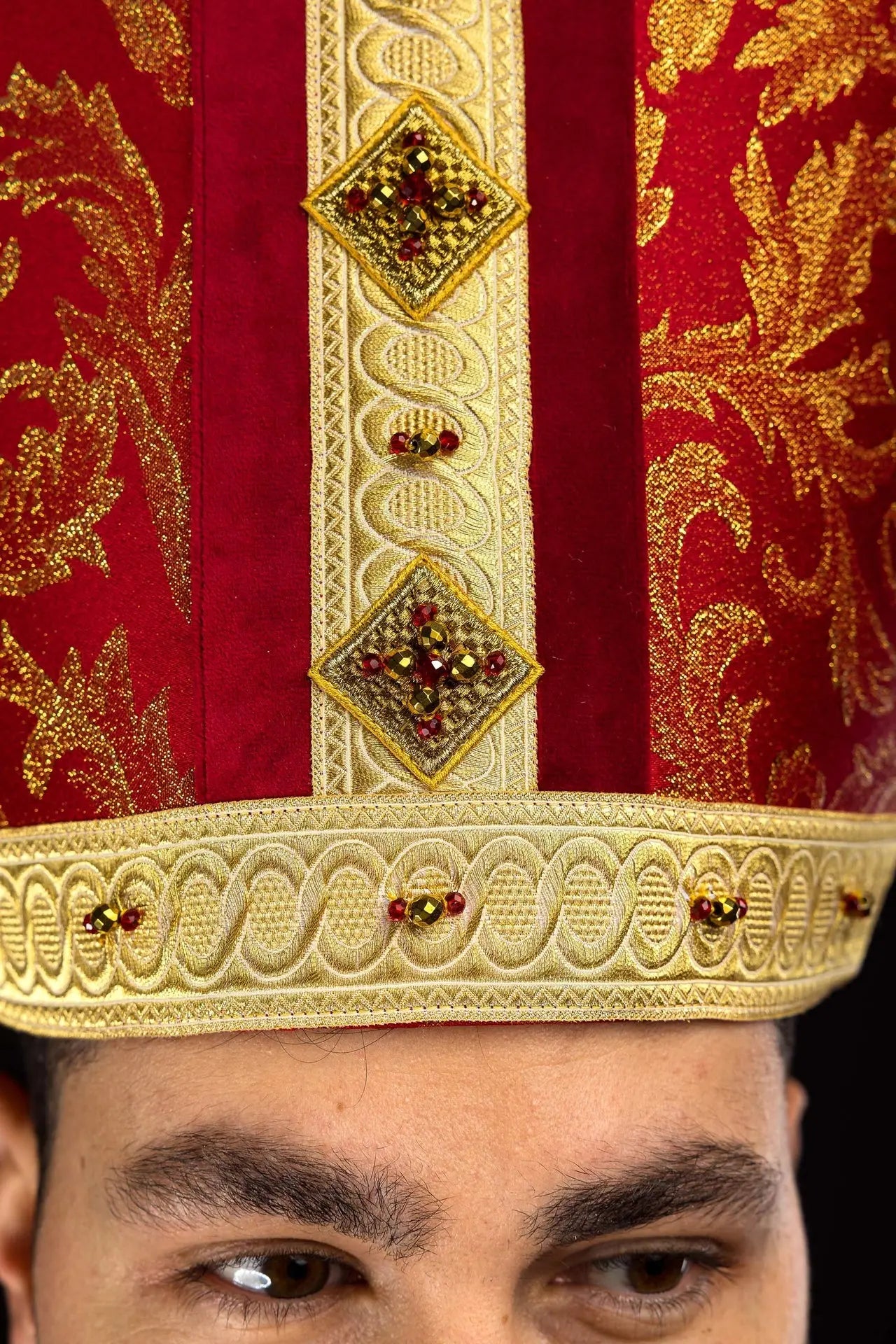 Ręcznie wykonana czerwona mitra biskupia z Kamieniami naturalnymi i złotymi detalami