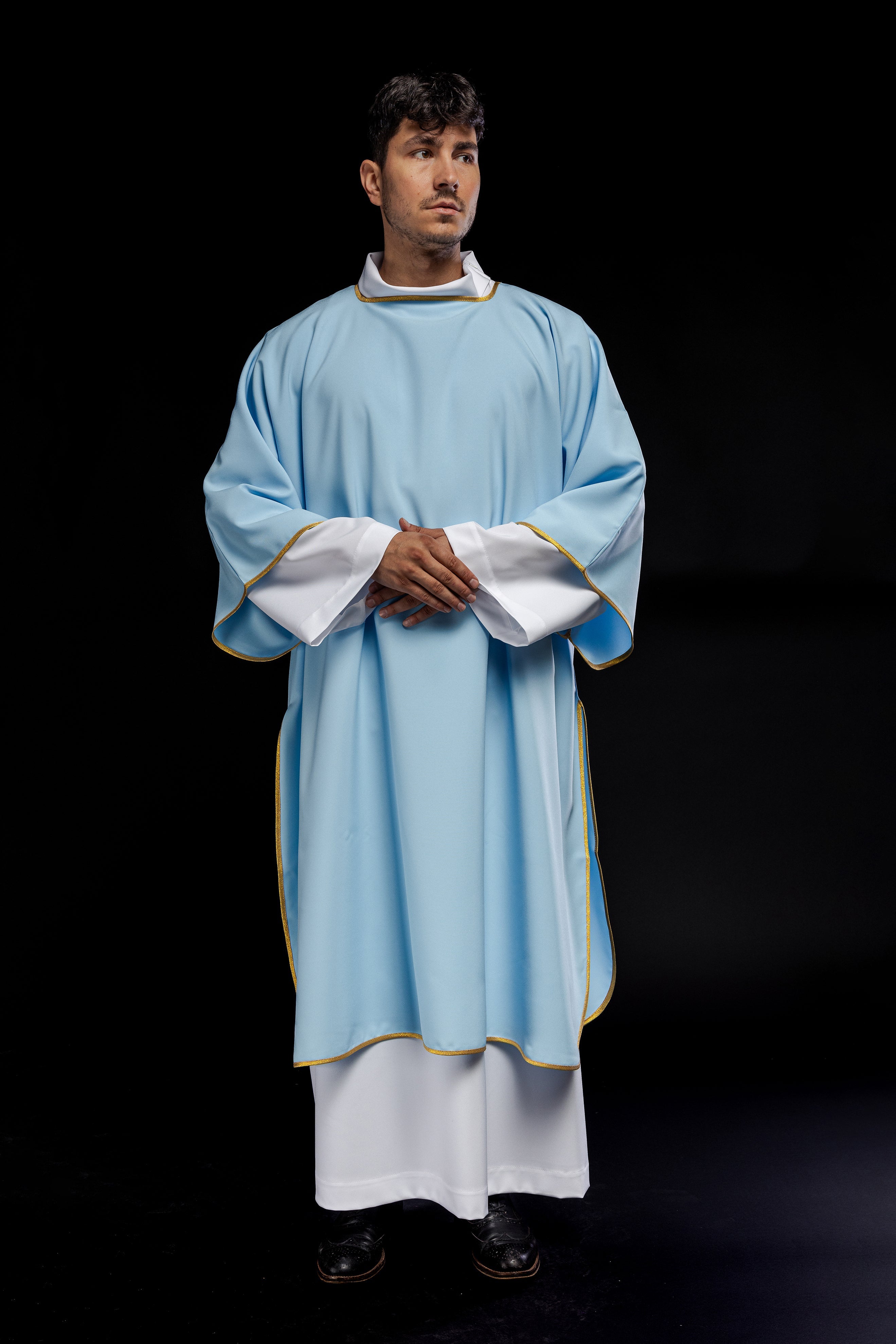 Gładkie dalmatyki ze złotym wykończeniem w kolorze niebieskim