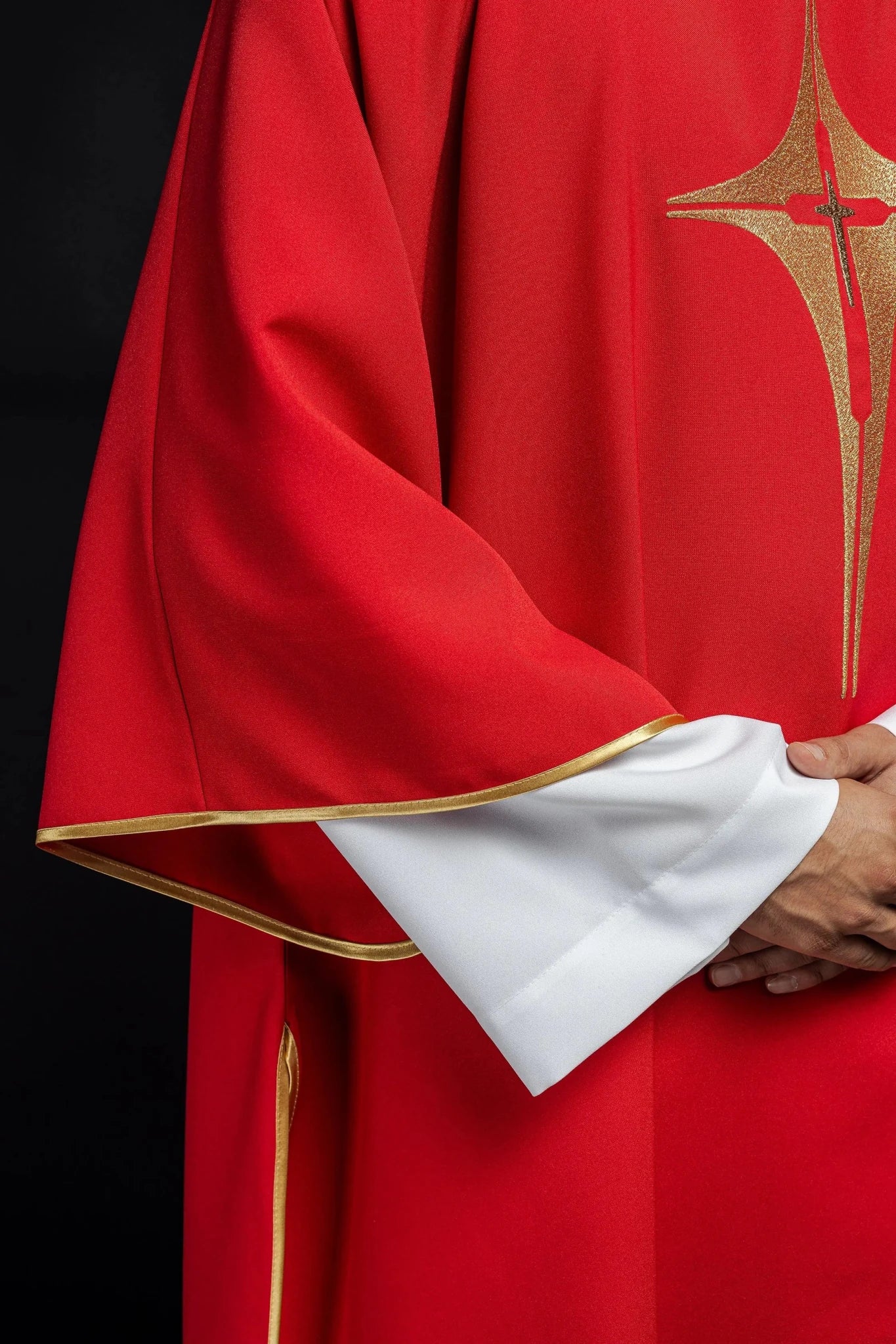 Czerwona Dalmacja z haftowanym złotym krzyżem