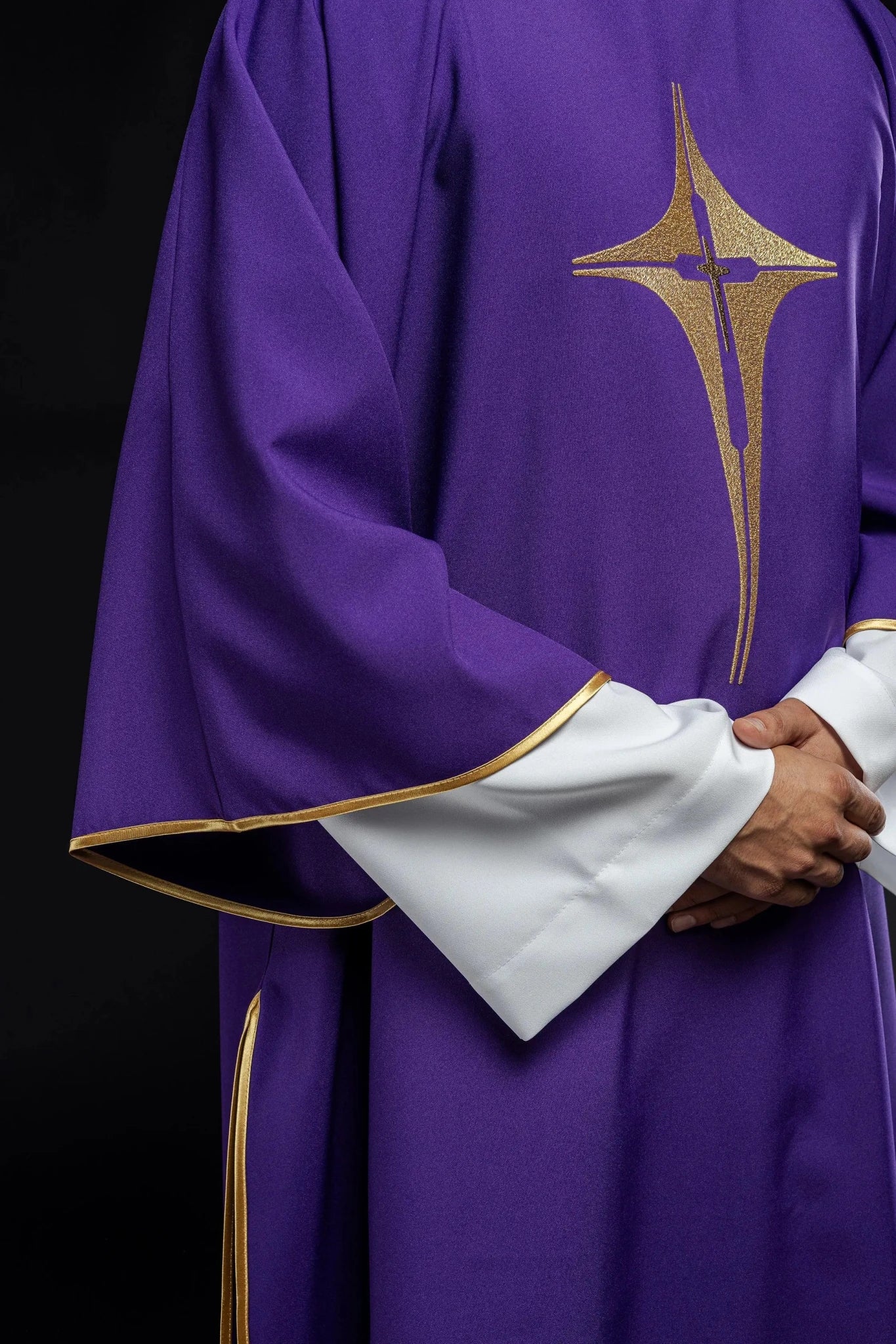 Fioletowy dalmatyńczyk z haftowanym złotym krzyżem