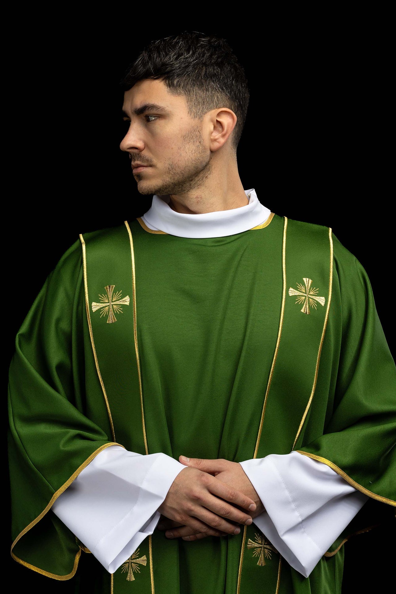 Dalmatyka z pasami i haftowanymi złotymi krzyżami zielona - ORNATY.PL