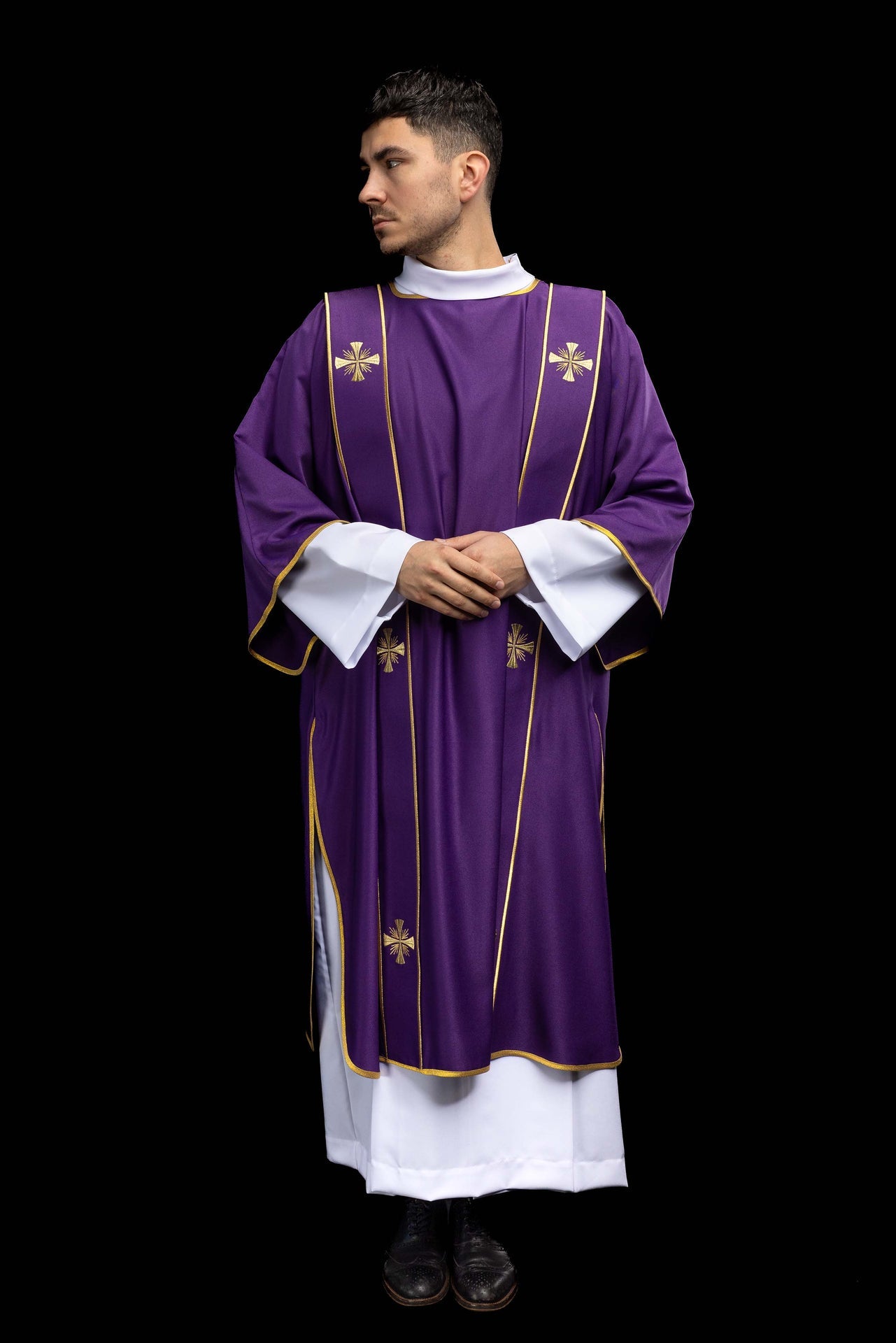 Dalmatyka z pasami i haftowanymi złotymi krzyżami fioletowa - ORNATY.PL