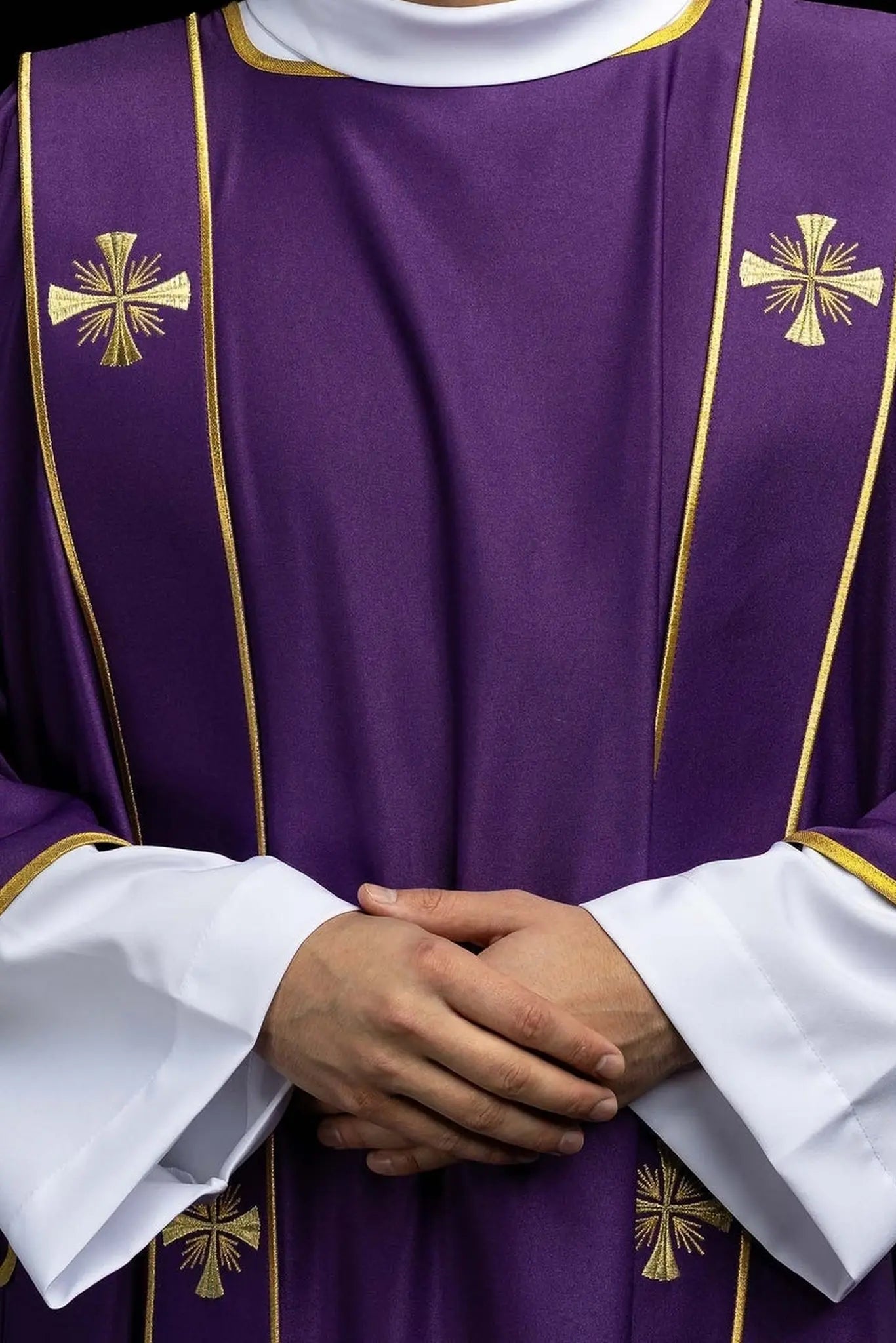 Fioletowa dalmatyka z ozdobnymi pasami i złotym haftem krzyża
