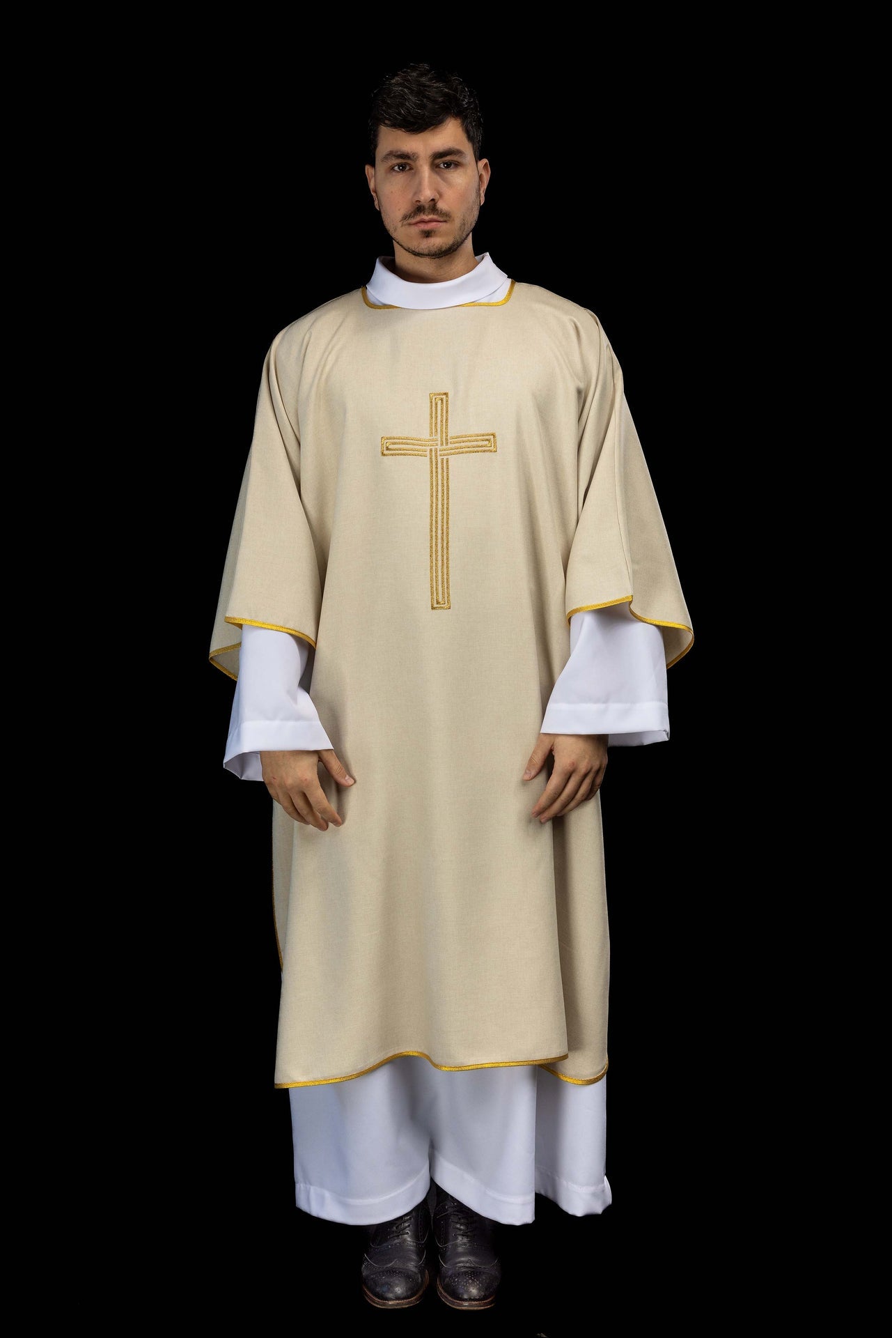 Ecru dalmatyka z haftowanym złotym krzyżem - ORNATY.PL