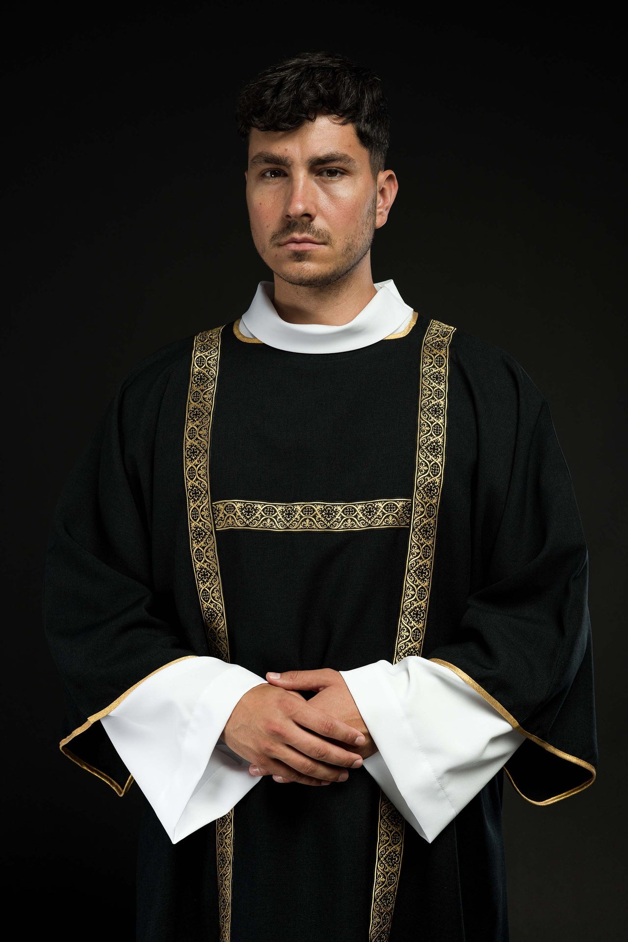 Dalmatyka czarna ozdobiona złotymi tasiemkami żakardowymi - ORNATY.PL