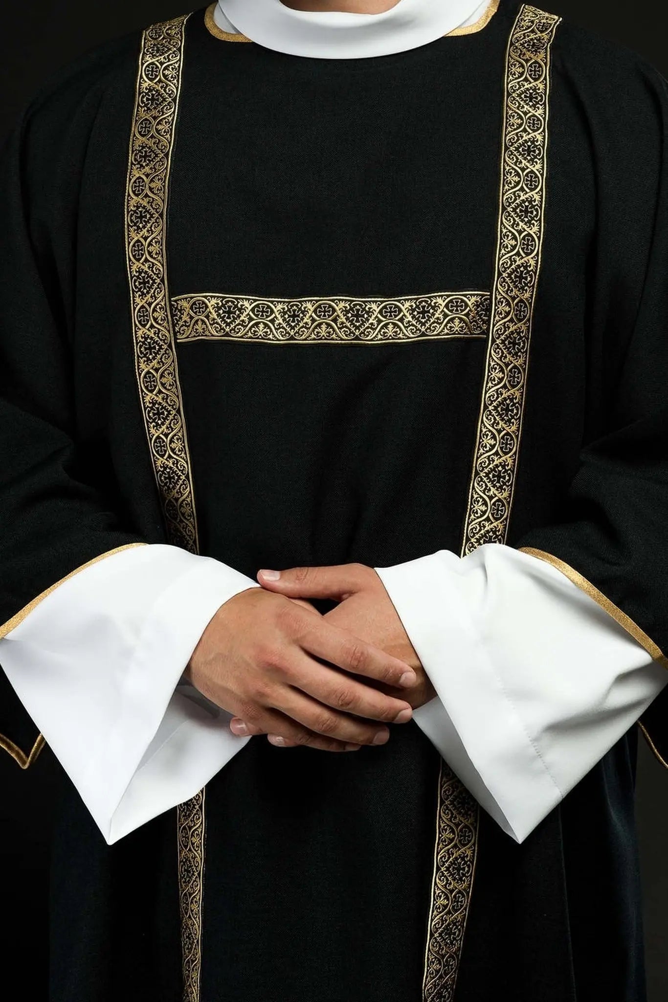 Czarna dalmatyka zdobiona złotymi wstążkami żakardowymi