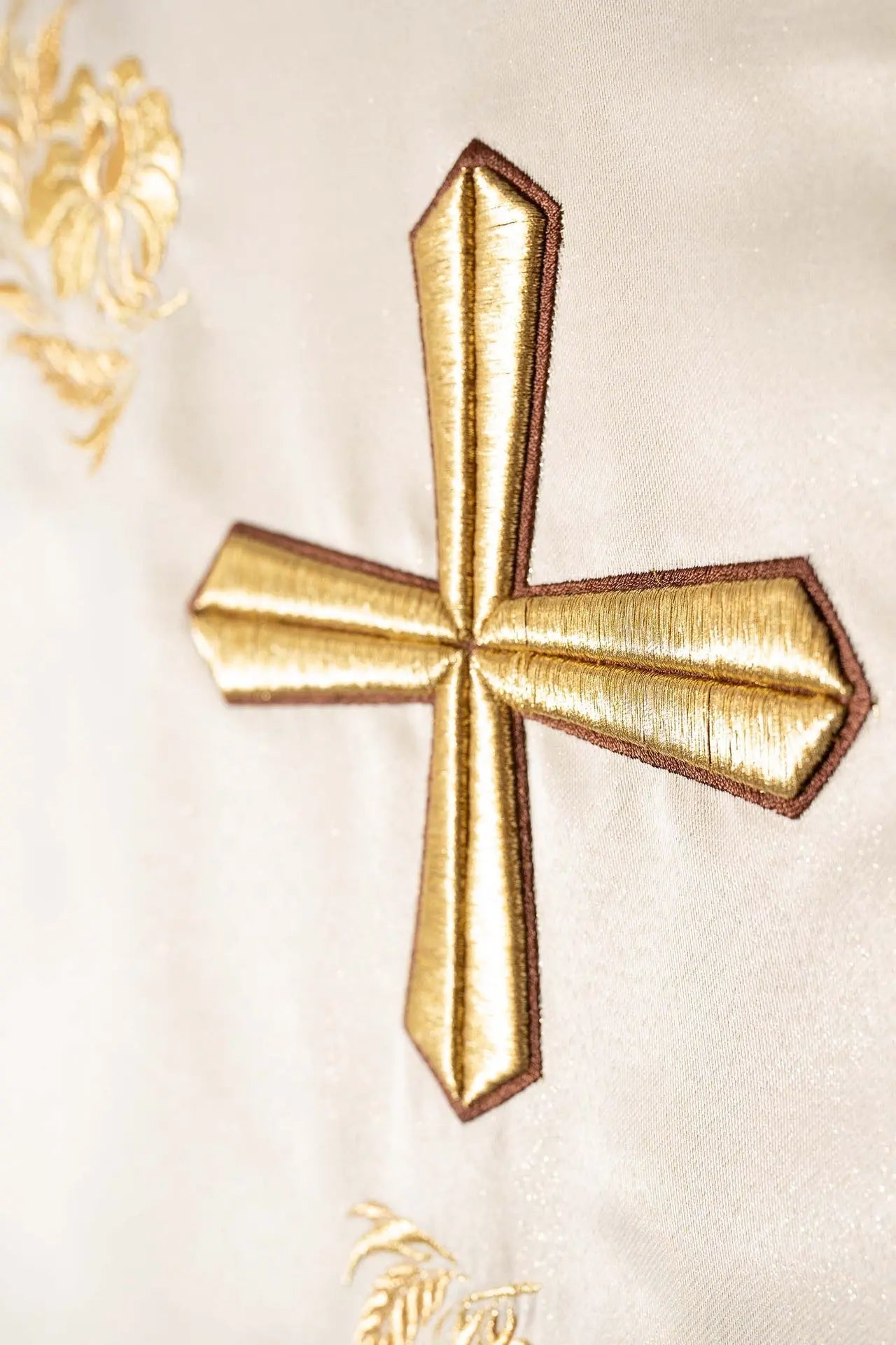 Chasuble with a richly embroidered cross and collar in ecru color