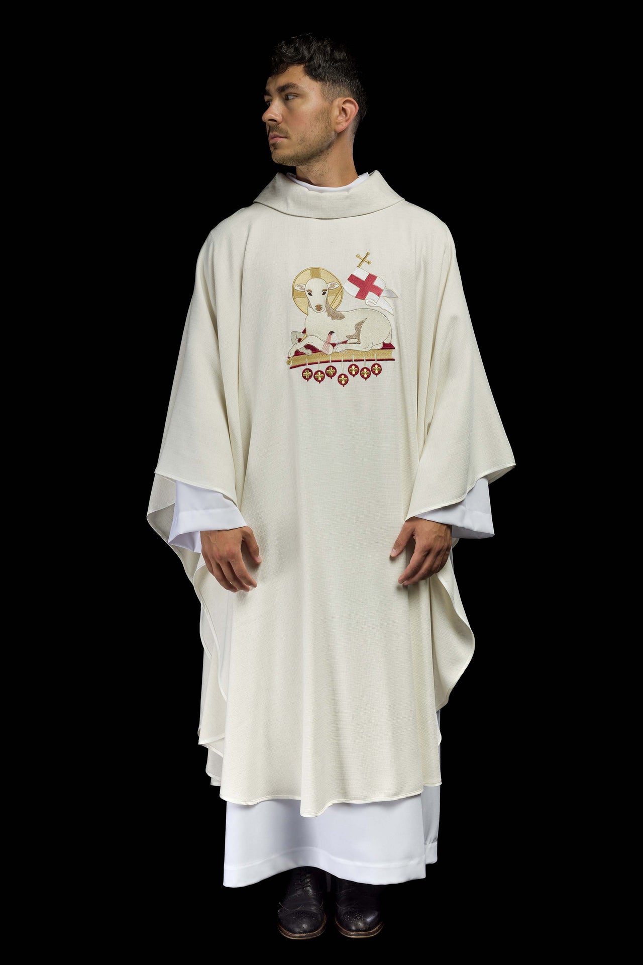 Ornat wielkanocny uszyty z naturalnej tkaniny z haftowanym barankiem - ORNATY.PL