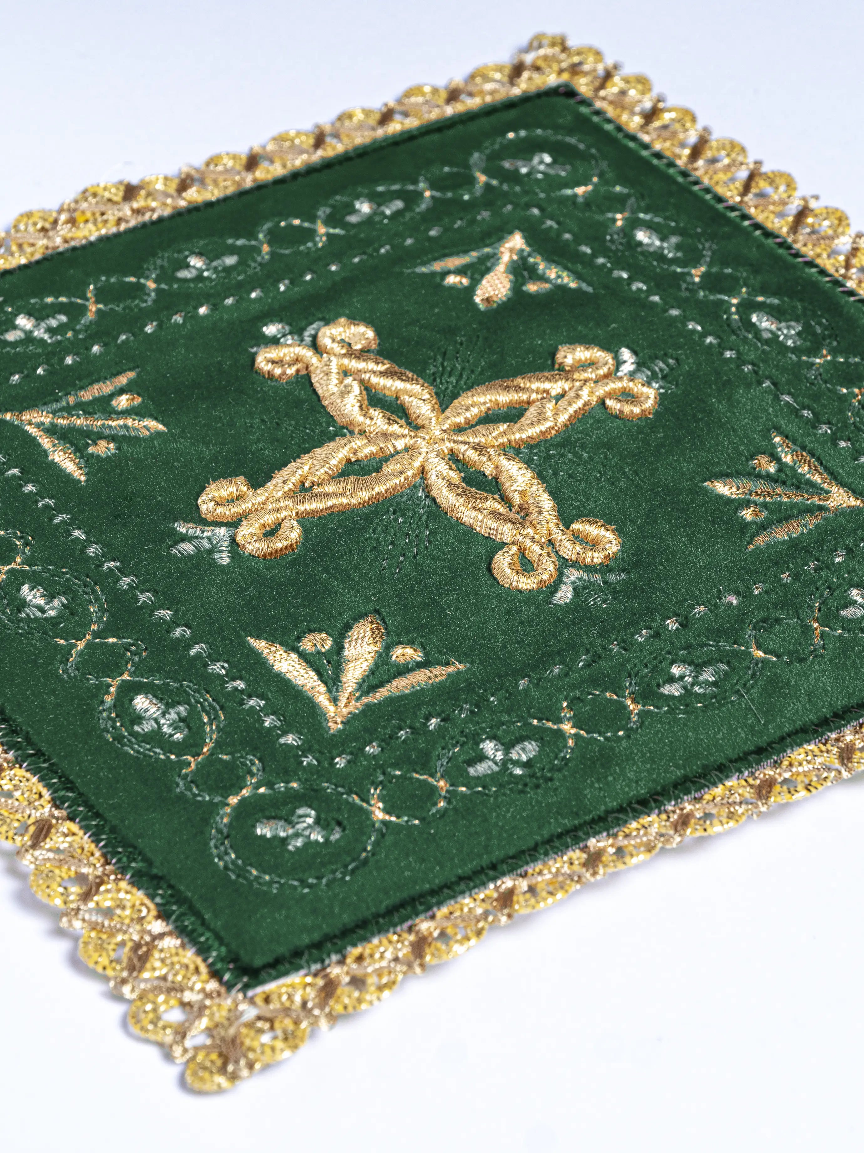 Chalice linen made of velvet with gold embroidery
