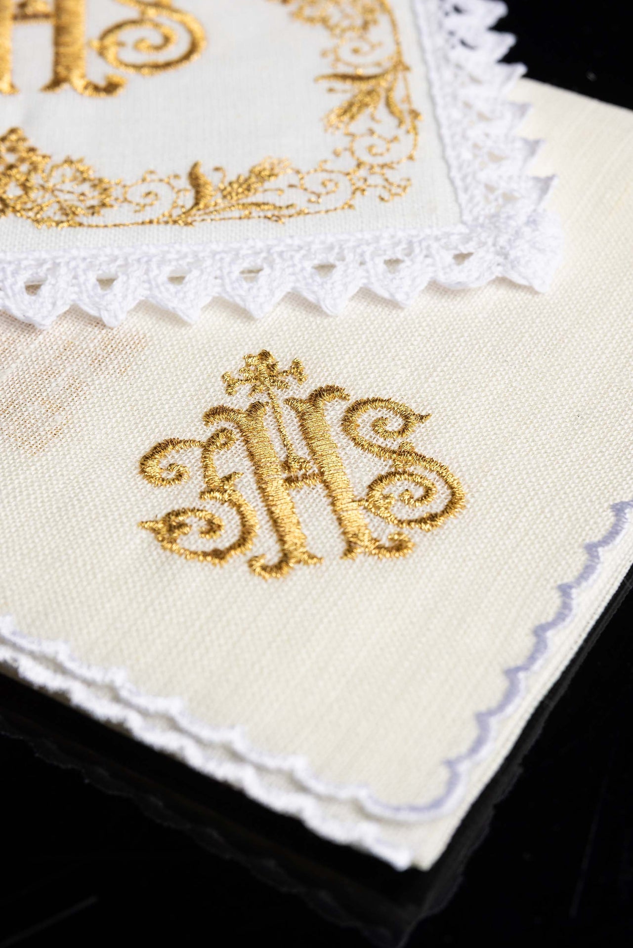 Bogato zdobiona lniana bielizna kielichowa IHS - ORNATY.PL