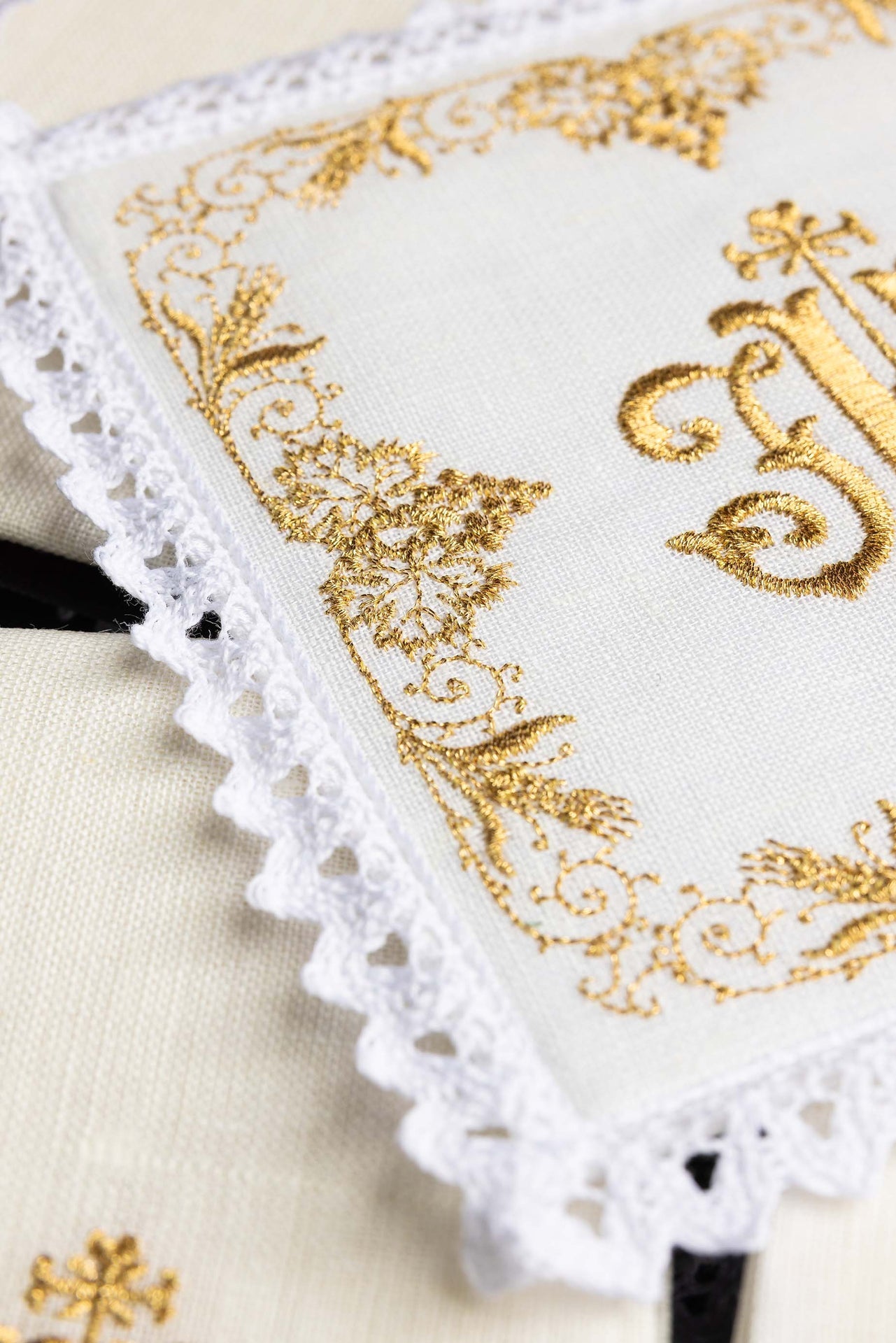 Bogato zdobiona lniana bielizna kielichowa IHS - ORNATY.PL