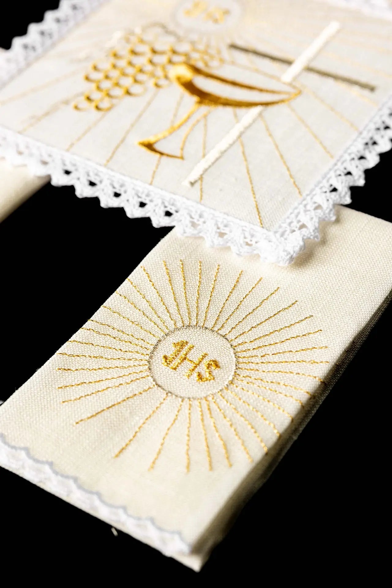 Lniana bielizna kielichowa z haftowanym kielichem i krzyżem