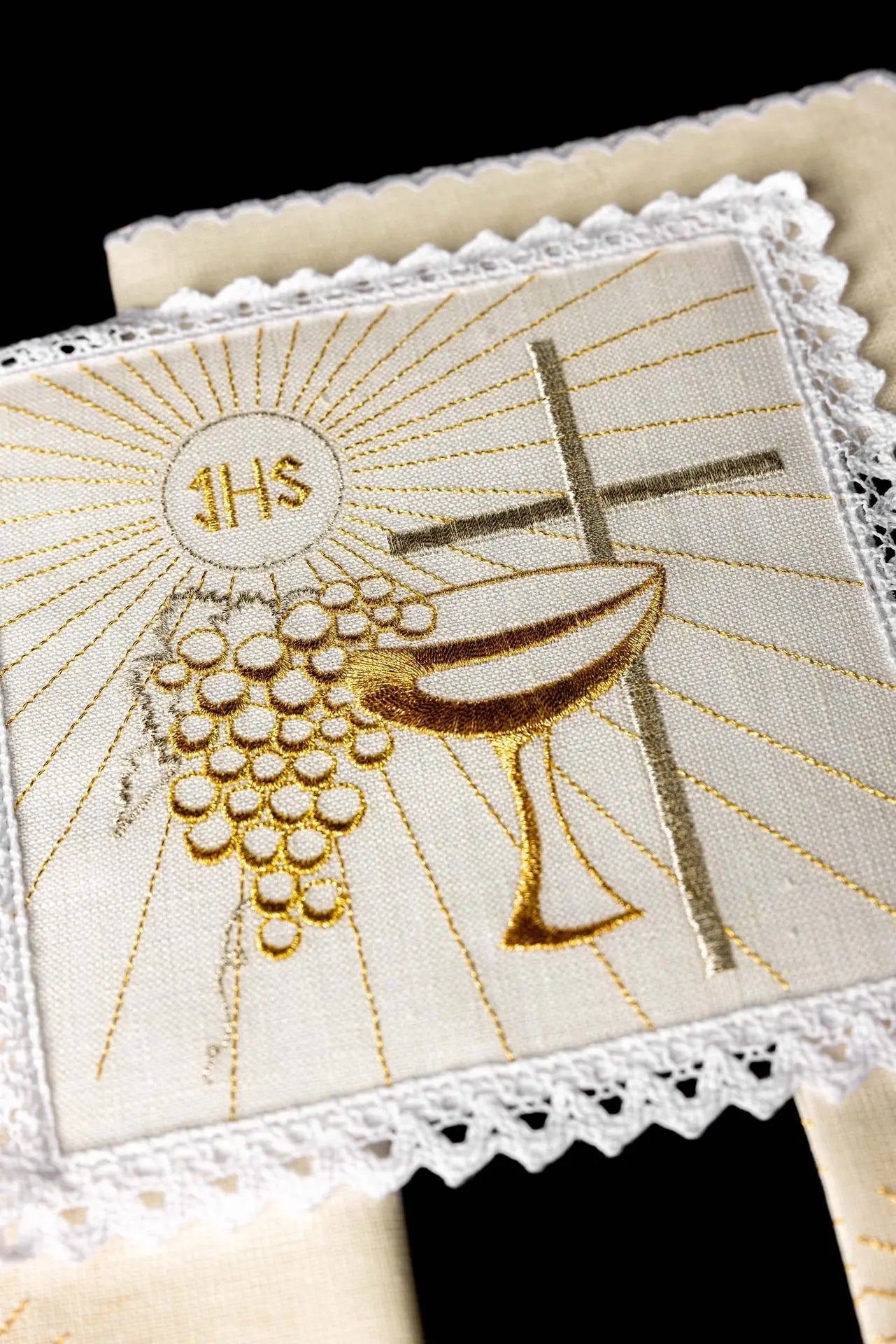 Linen chalice linen with embroidered chalice and cross
