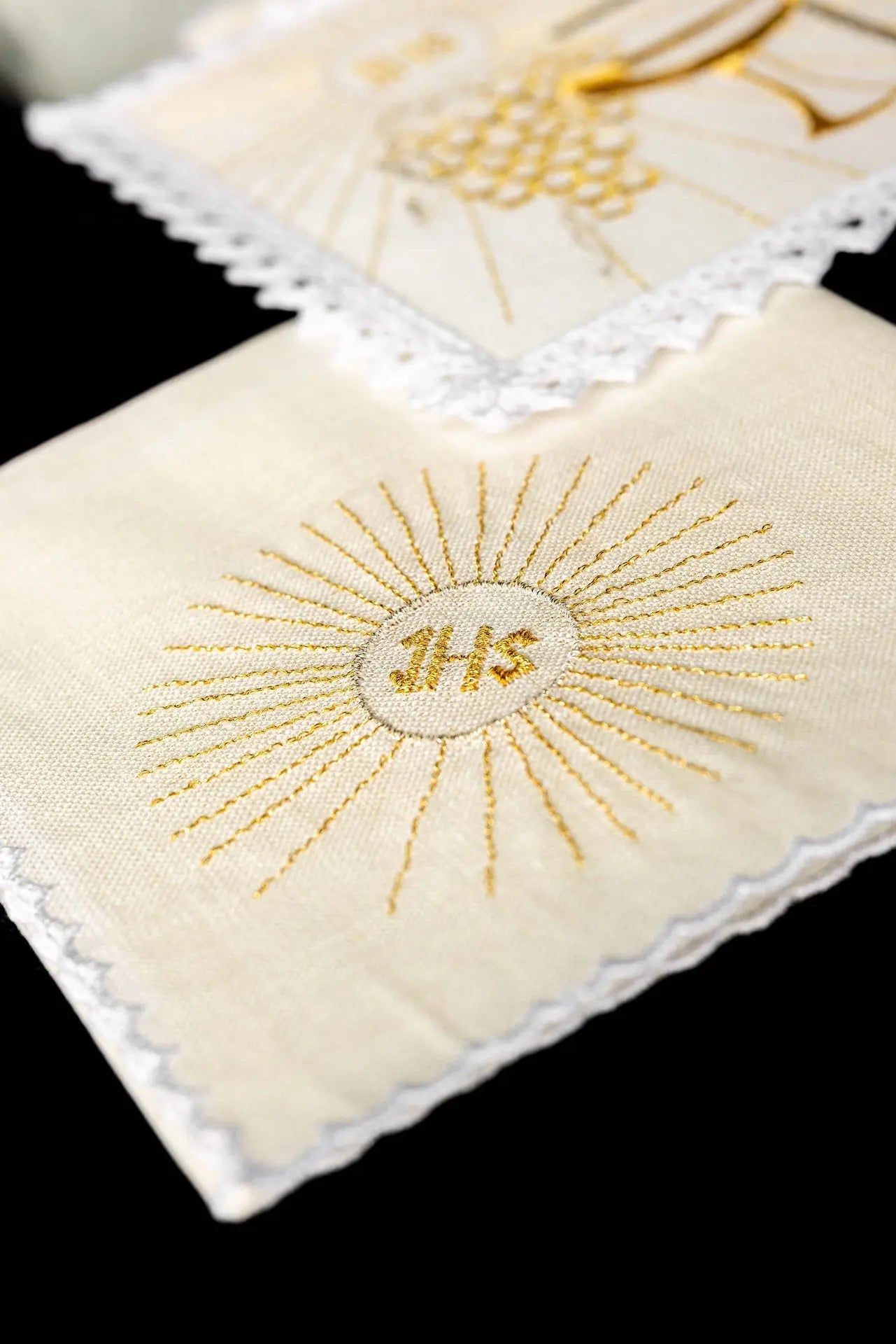 Linen chalice linen with embroidered chalice and cross