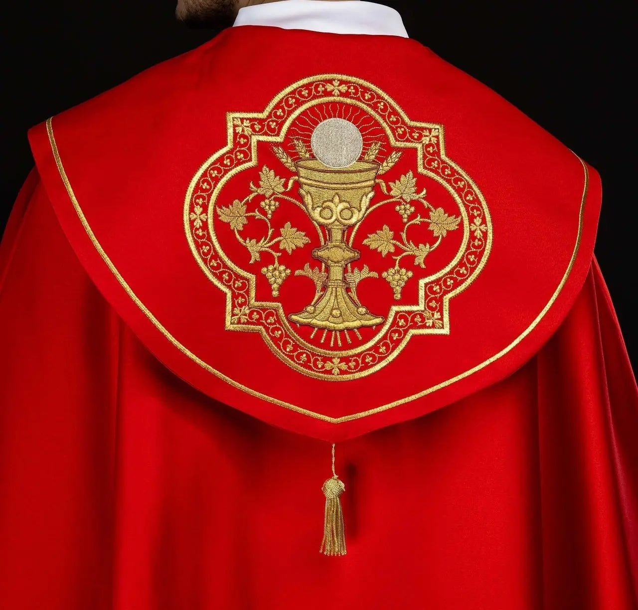 Czerwona kapa liturgiczna z haftem eucharystycznym