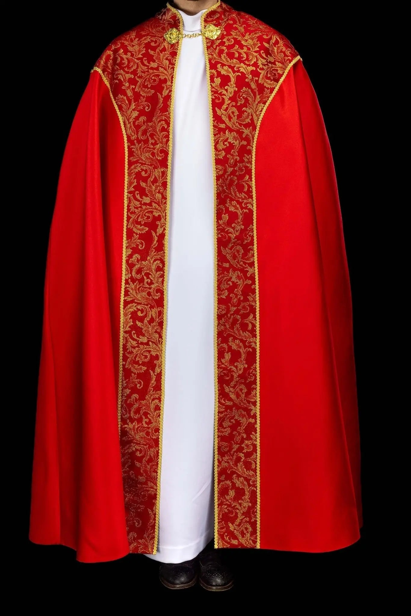 Czerwona kapa liturgiczna ze złotym ornamentem żakardowym