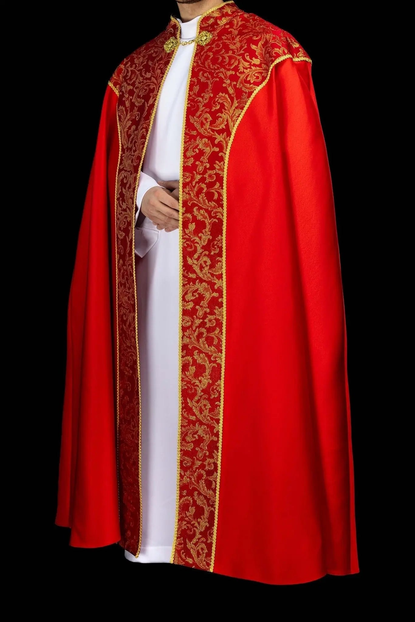 Czerwona kapa liturgiczna ze złotym żakardowym ornamentem