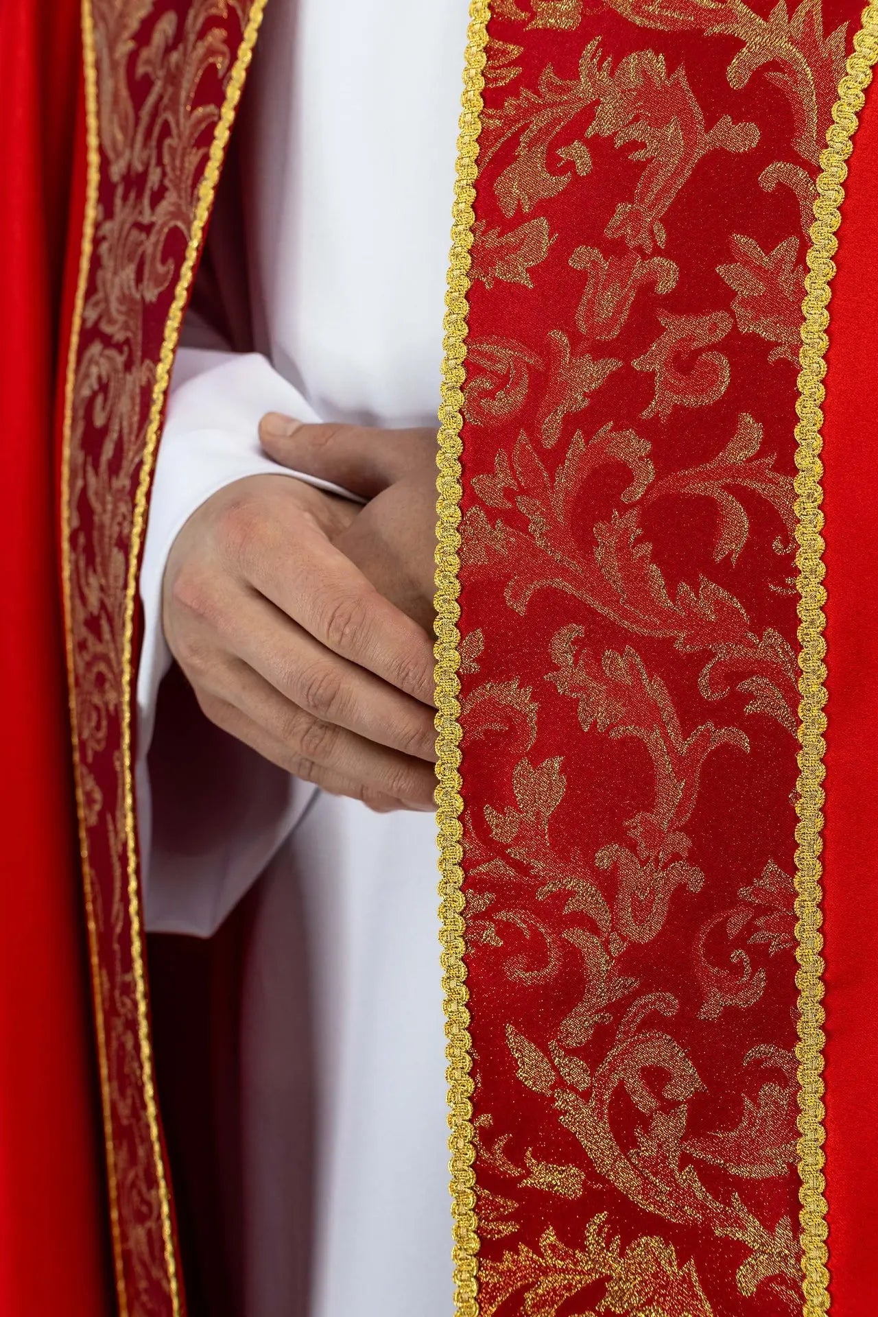 Czerwona kapa liturgiczna ze złotym żakardowym ornamentem
