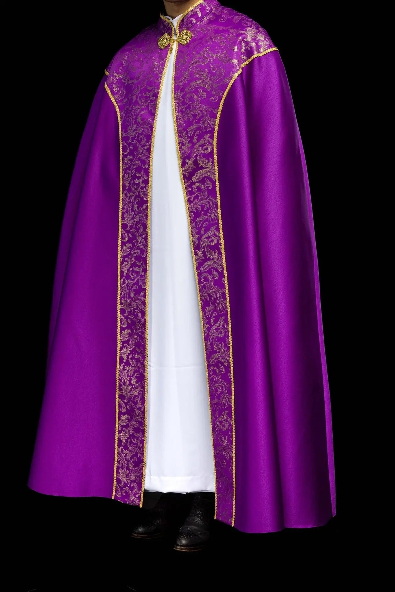 Fioletowa kapa liturgiczna ze złotym ornamentem żakardowym