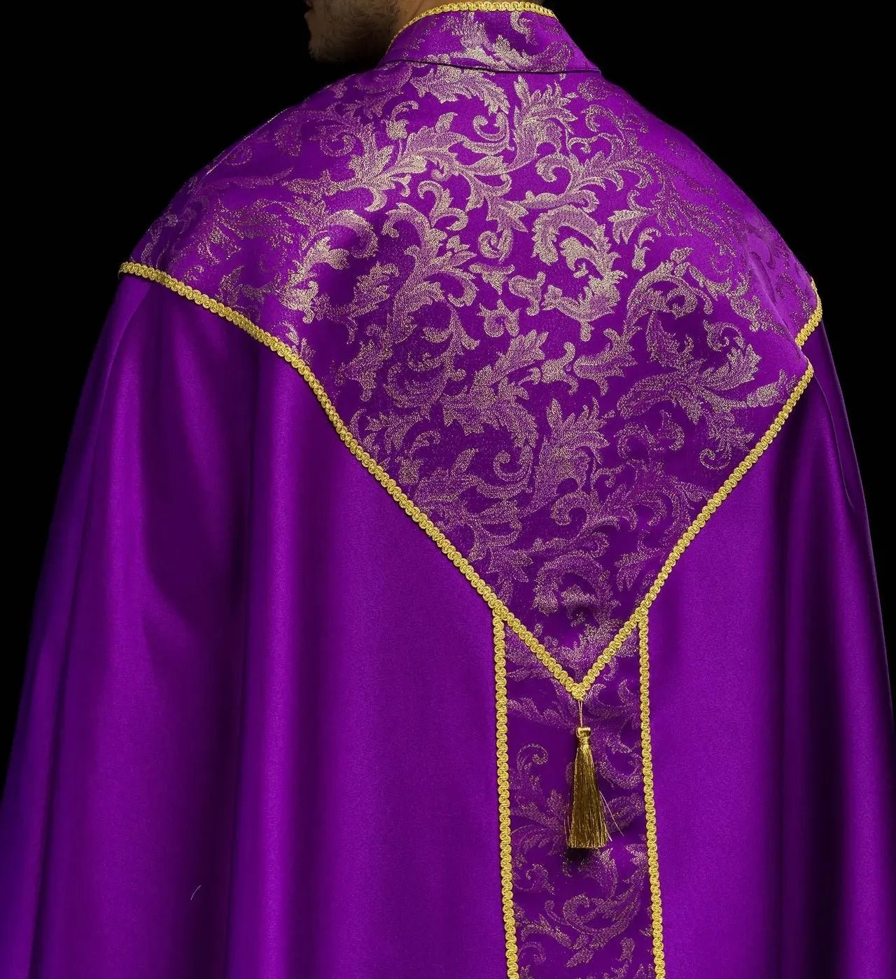 Fioletowa kapa liturgiczna ze złotym ornamentem żakardowym