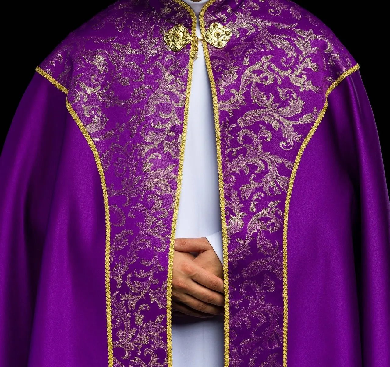 Fioletowa kapa liturgiczna ze złotym ornamentem żakardowym
