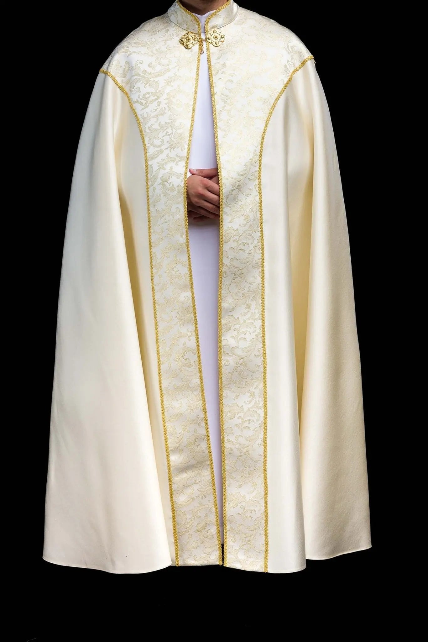 Ecru kapa liturgiczna z złotym ornamentem żakardowym