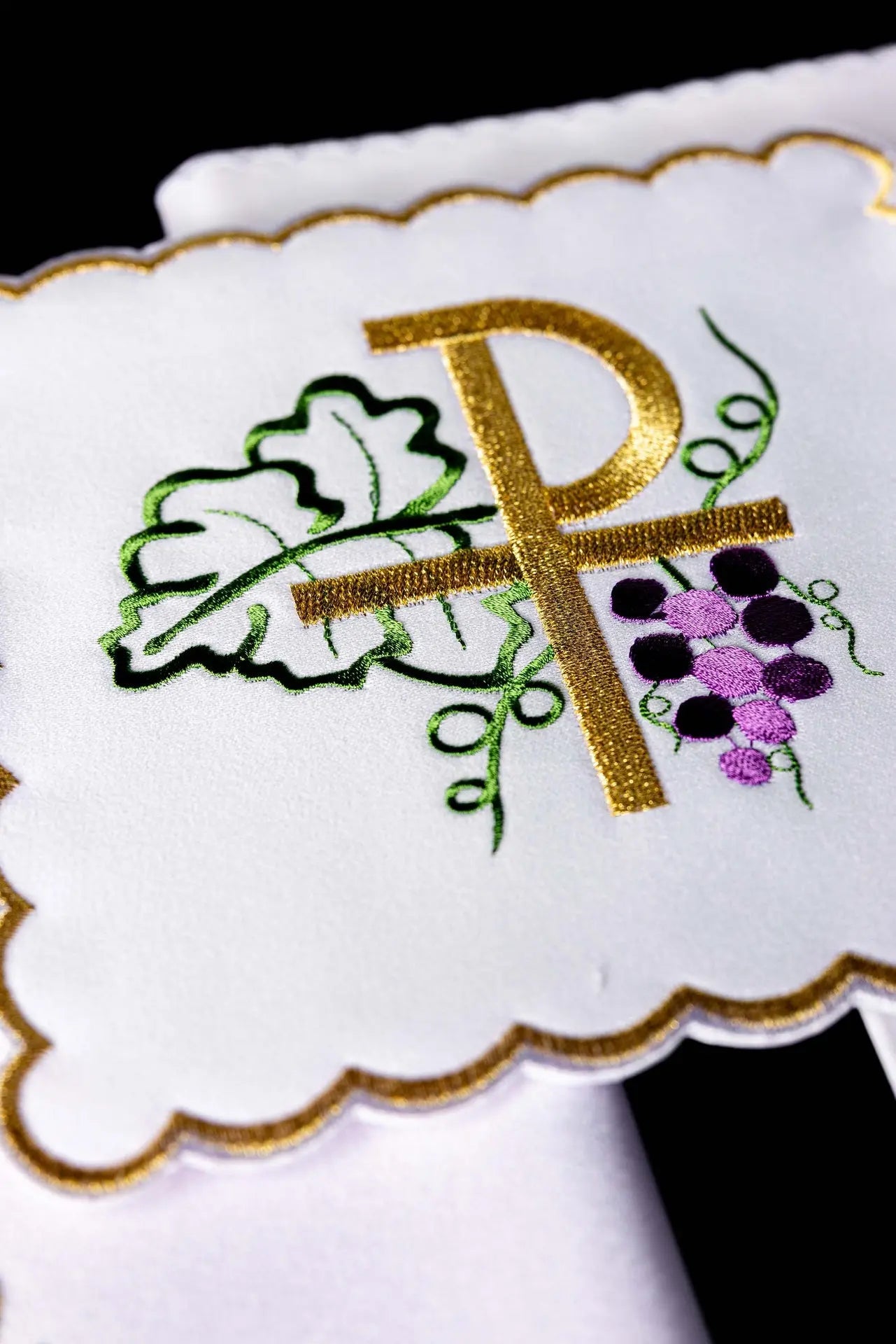 Chalice linen with PAX embroidery and grapes