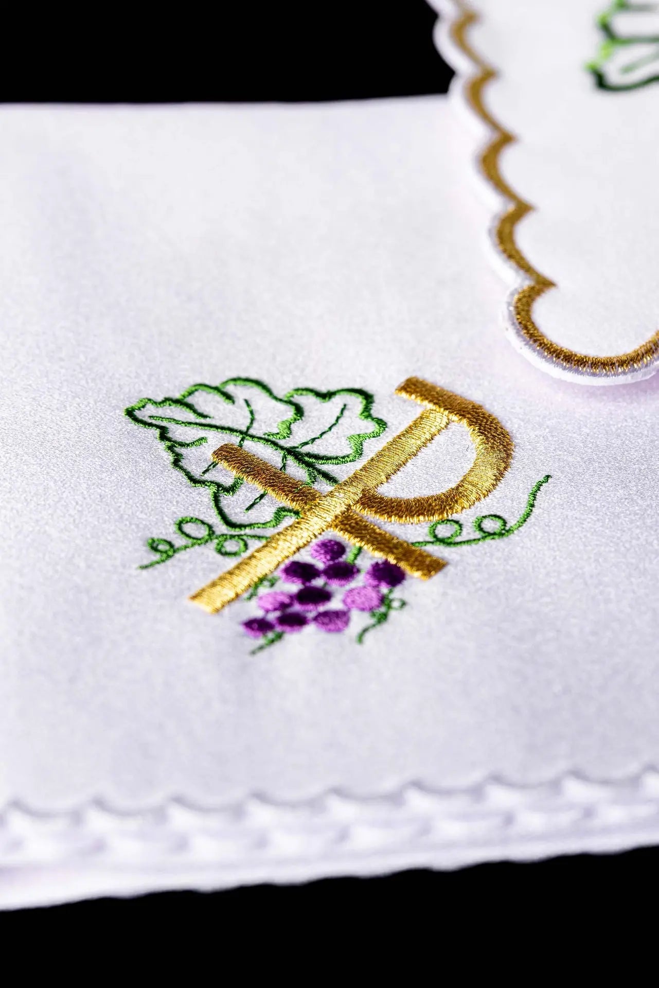 Chalice linen with PAX embroidery and grapes