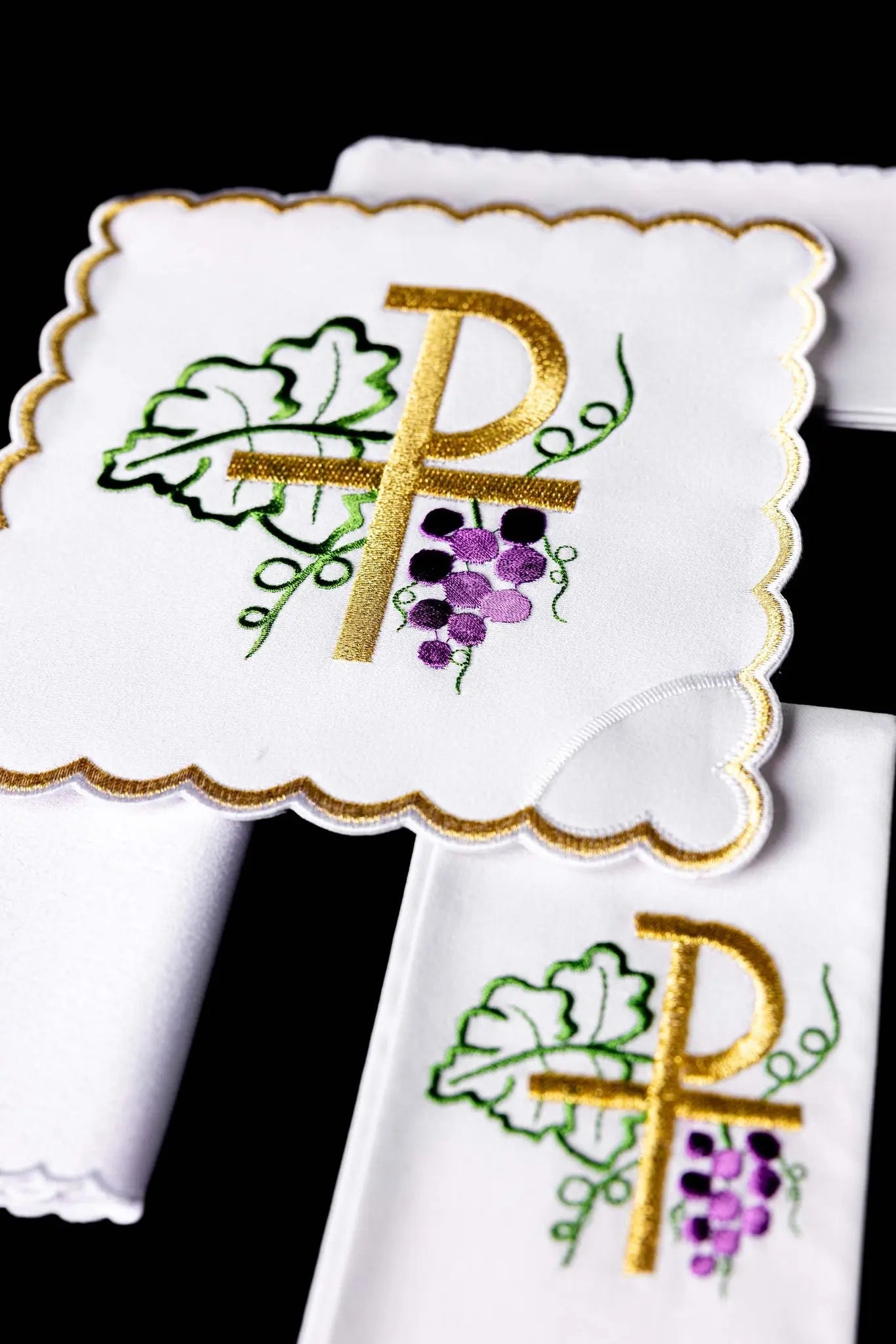 Chalice linen with PAX embroidery and grapes