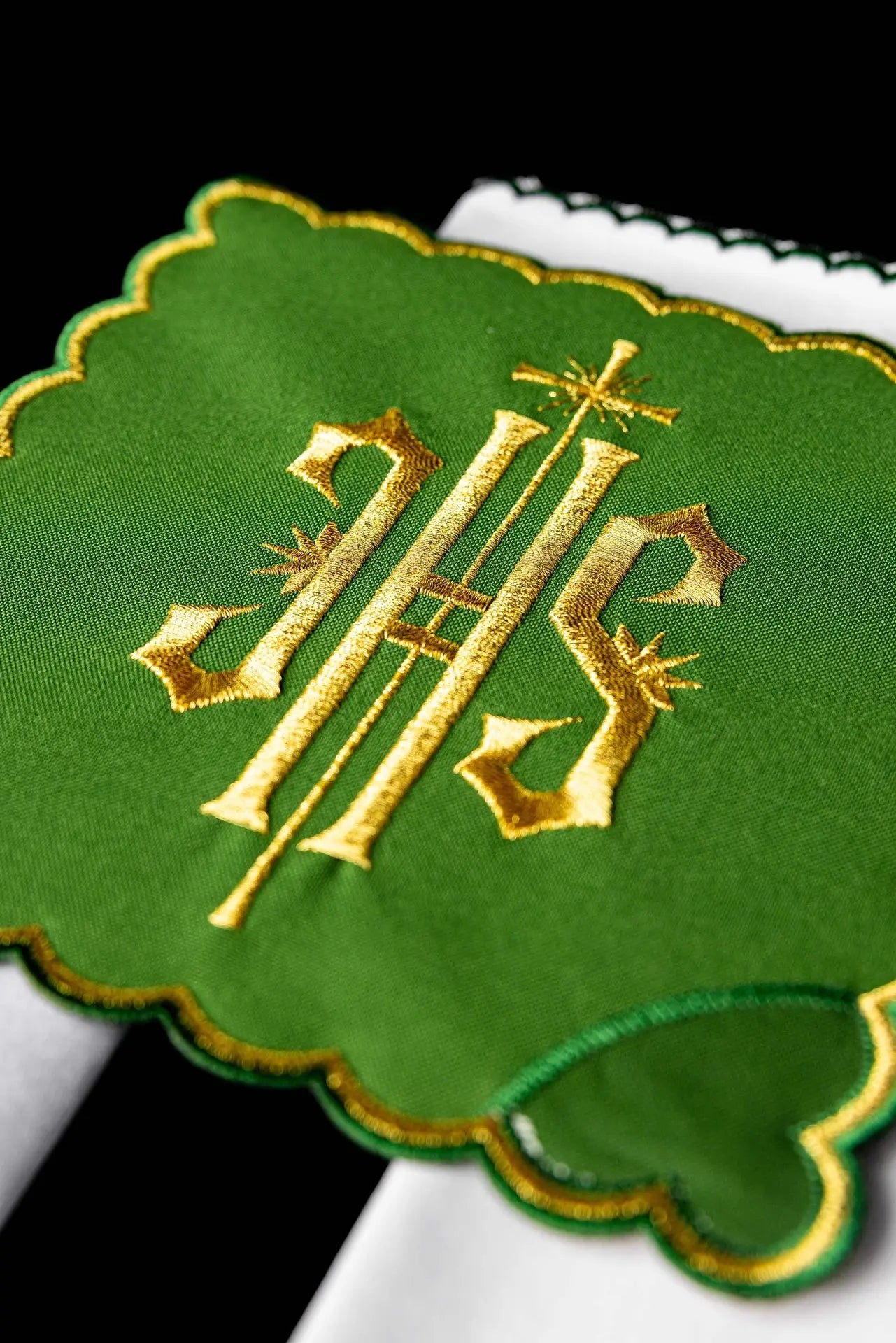 Zestaw haftowanych kielichów zielony IHS