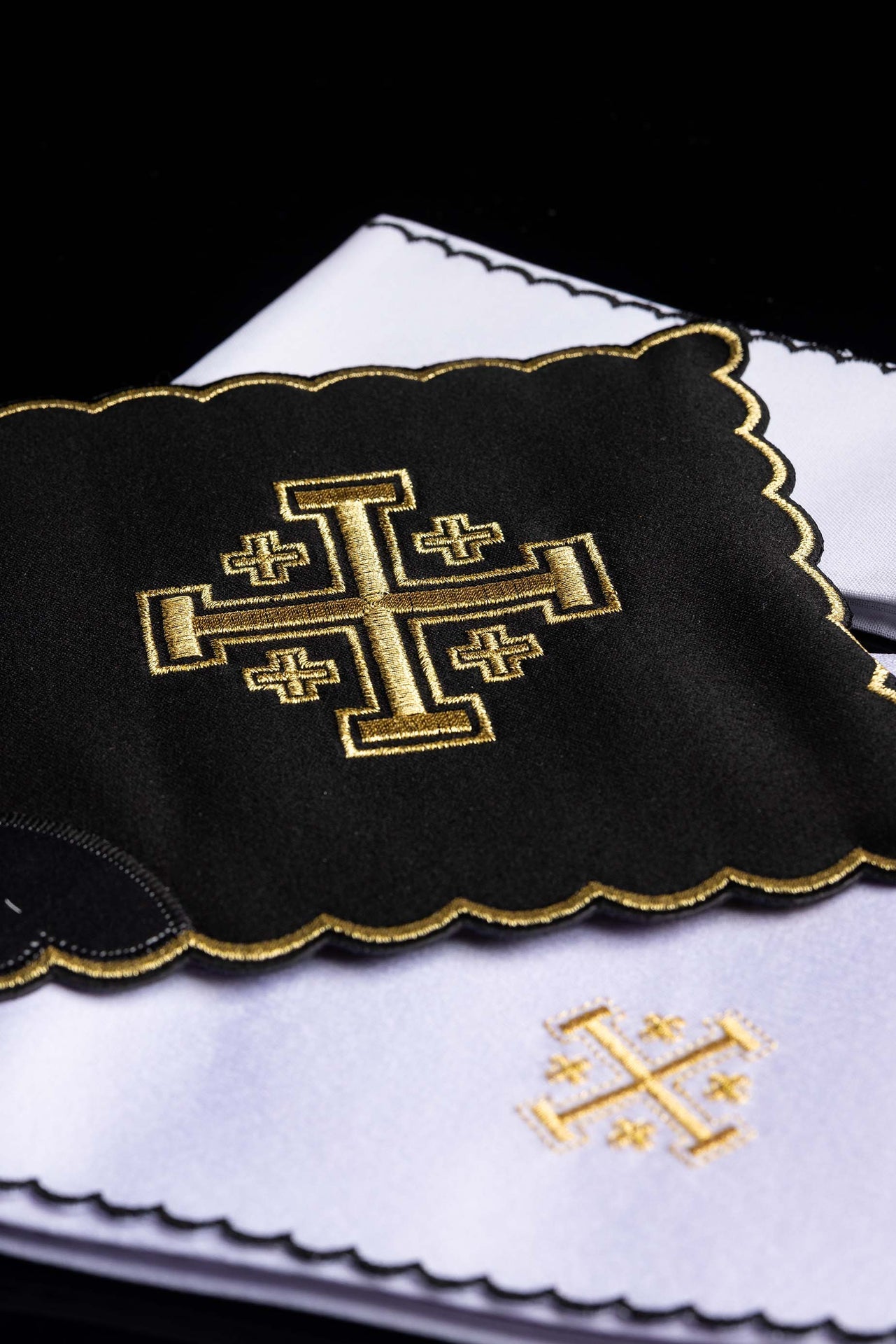 Bielizna kielichowa czarna z haftem Krzyż Jerozolimski - ORNATY.PL