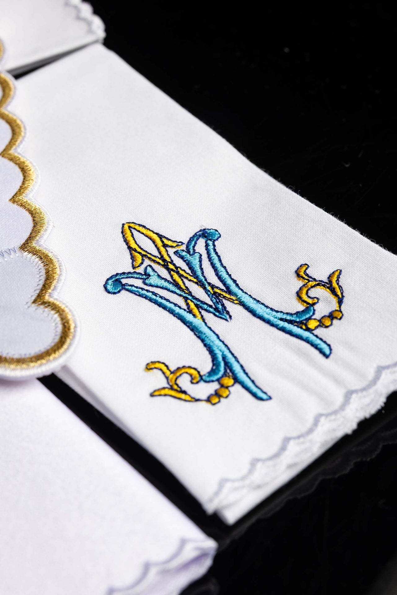 Bielizna kielichowa z kolorowym haftem maryjnym - ORNATY.PL