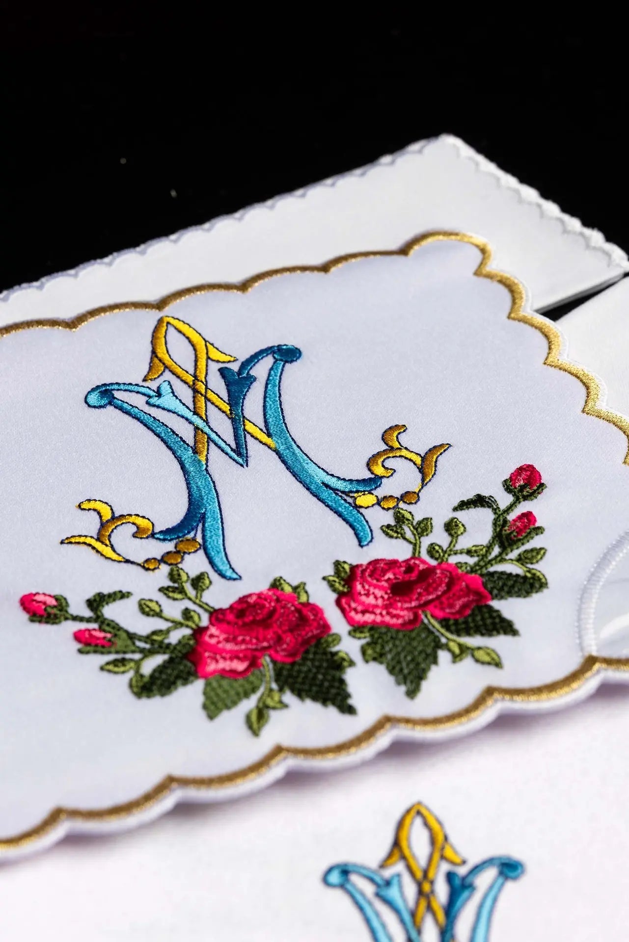 Bielizna kielichowa z kolorowym haftem maryjnym